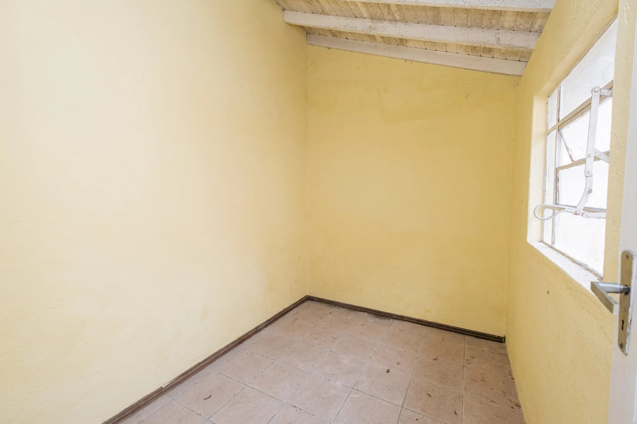 Casa à venda na Rua General Osório, Centro - 138 m², 2 quartos, sala com lareira, pátio aos fundos e garagem. - 15
