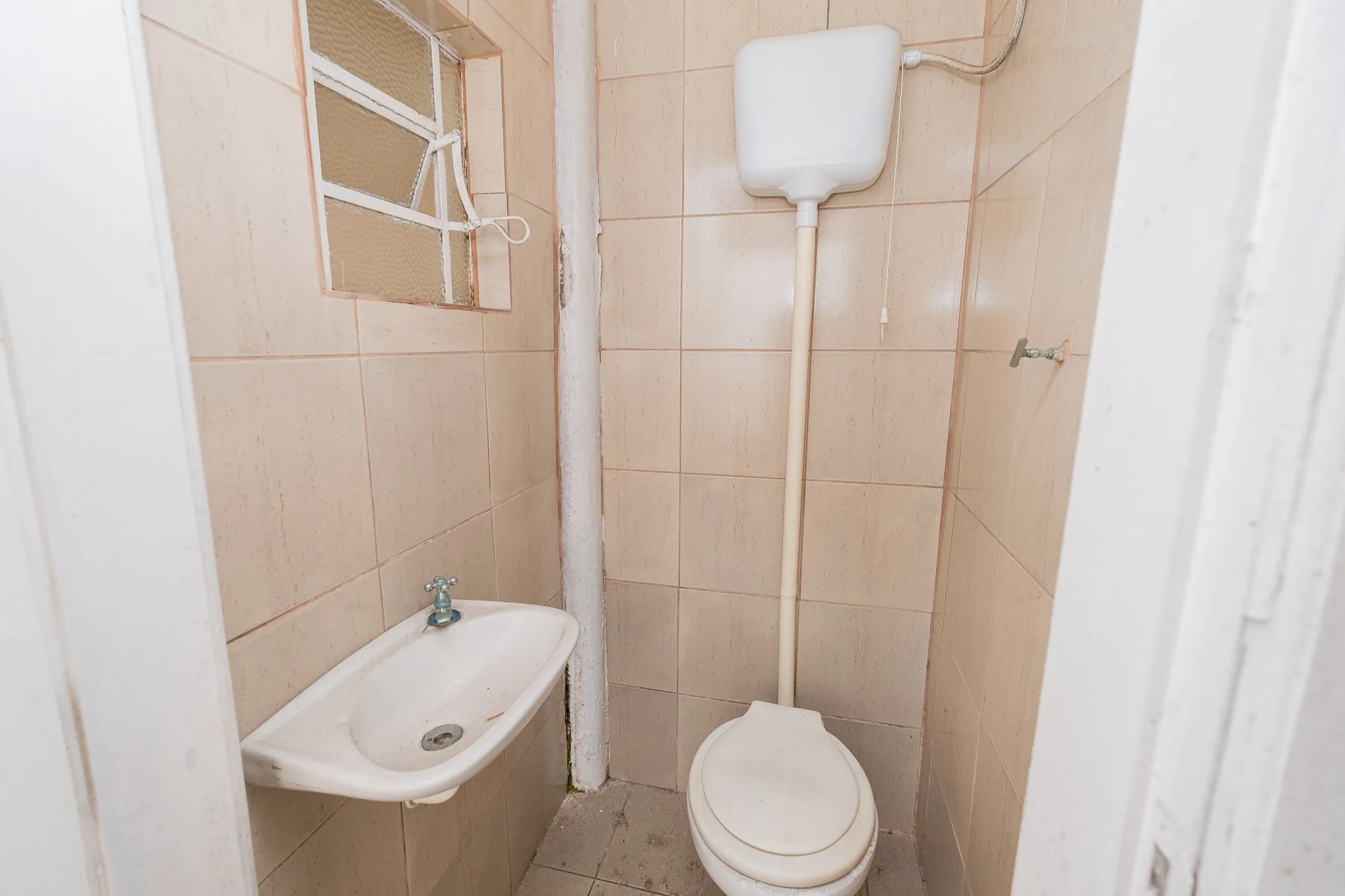 Casa à venda na Rua General Osório, Centro - 138 m², 2 quartos, sala com lareira, pátio aos fundos e garagem. - 16