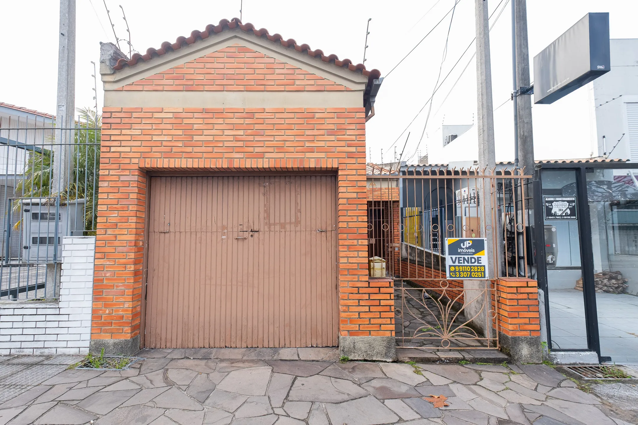 Casa à venda na Rua General Osório, Centro - 138 m², 2 quartos, sala com lareira, pátio aos fundos e garagem. - 17
