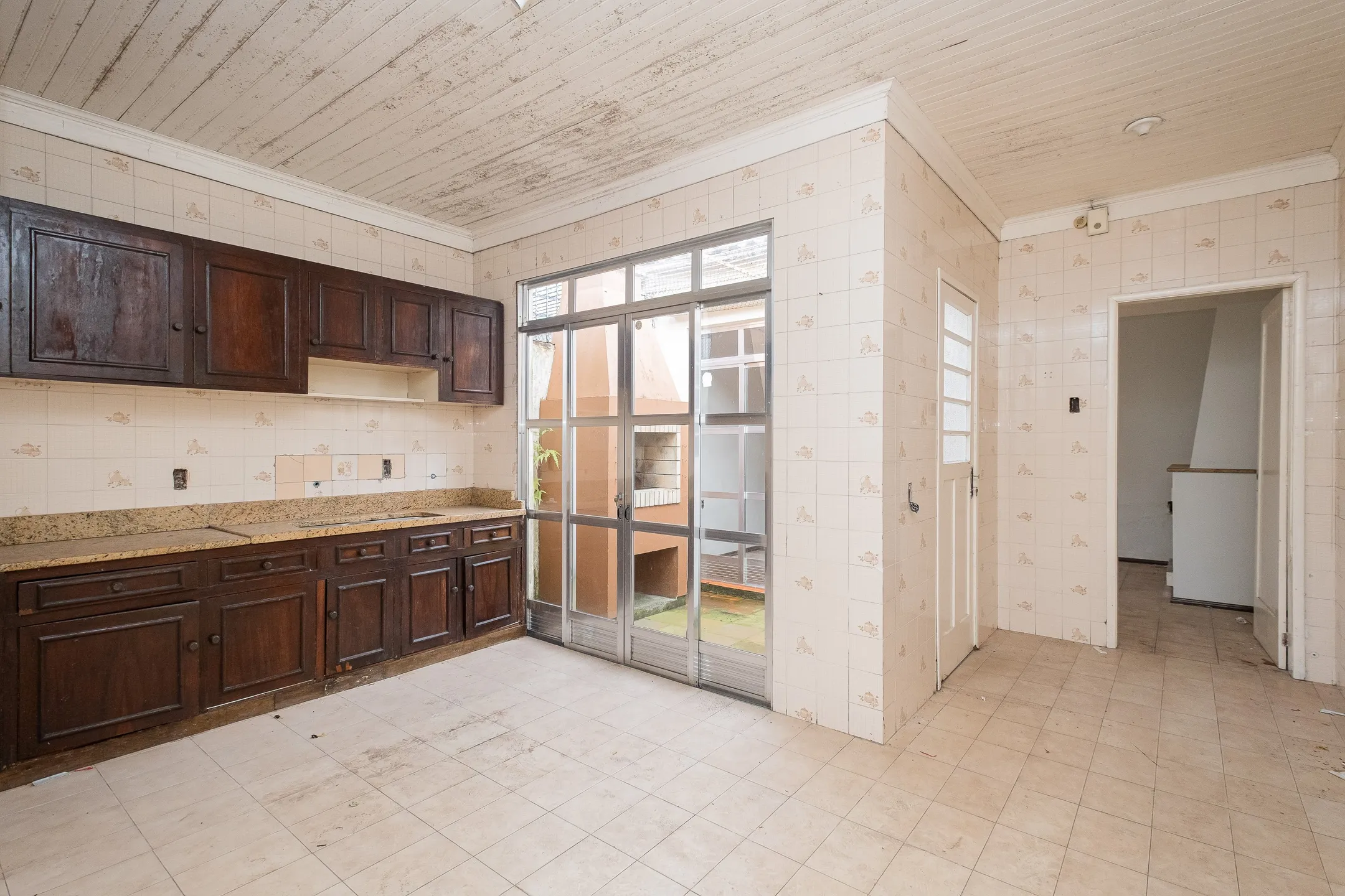 Casa à venda na Rua General Osório, Centro - 138 m², 2 quartos, sala com lareira, pátio aos fundos e garagem. - 6
