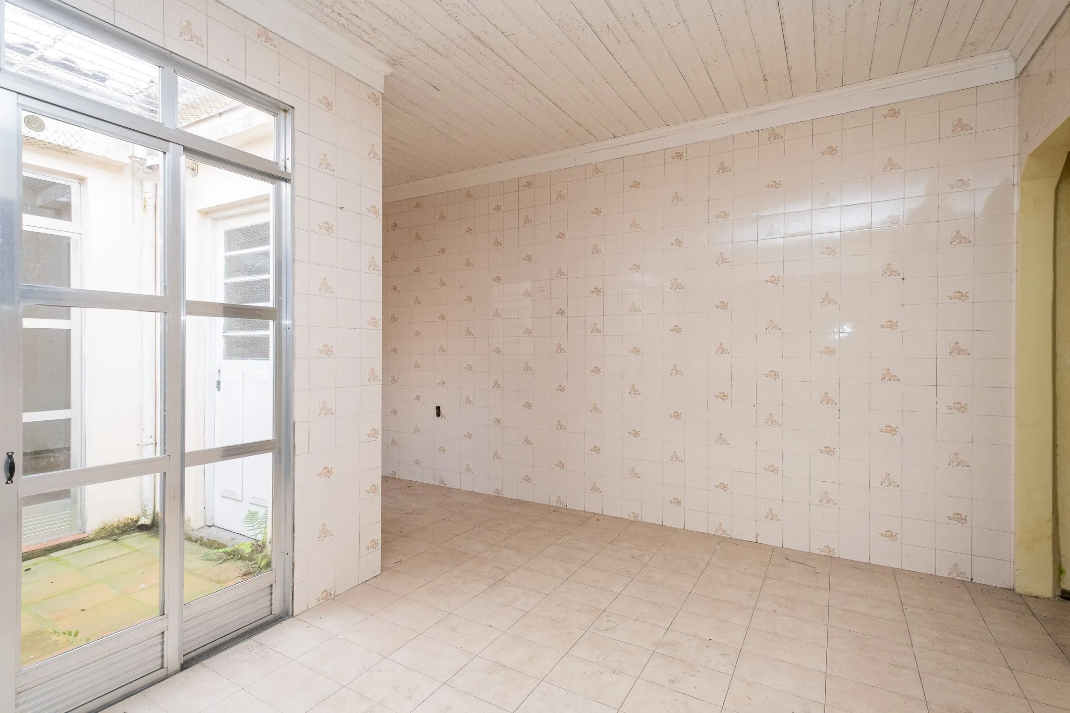 Casa à venda na Rua General Osório, Centro - 138 m², 2 quartos, sala com lareira, pátio aos fundos e garagem. - 7