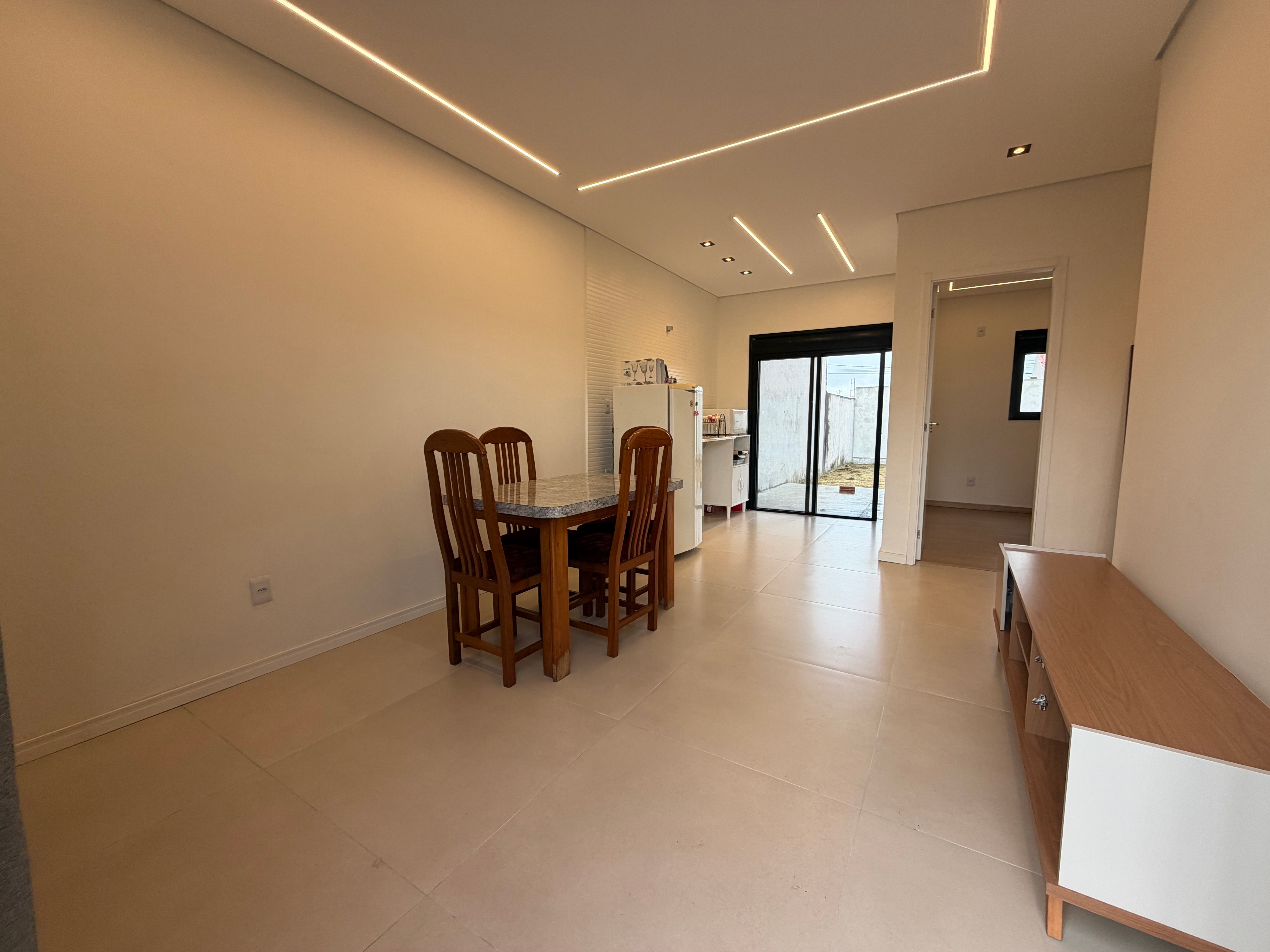 Casa à venda no Liberdade, Três Vendas - 48 m², 2 quartos, piso porcelanato e amplo pátio aos fundos.