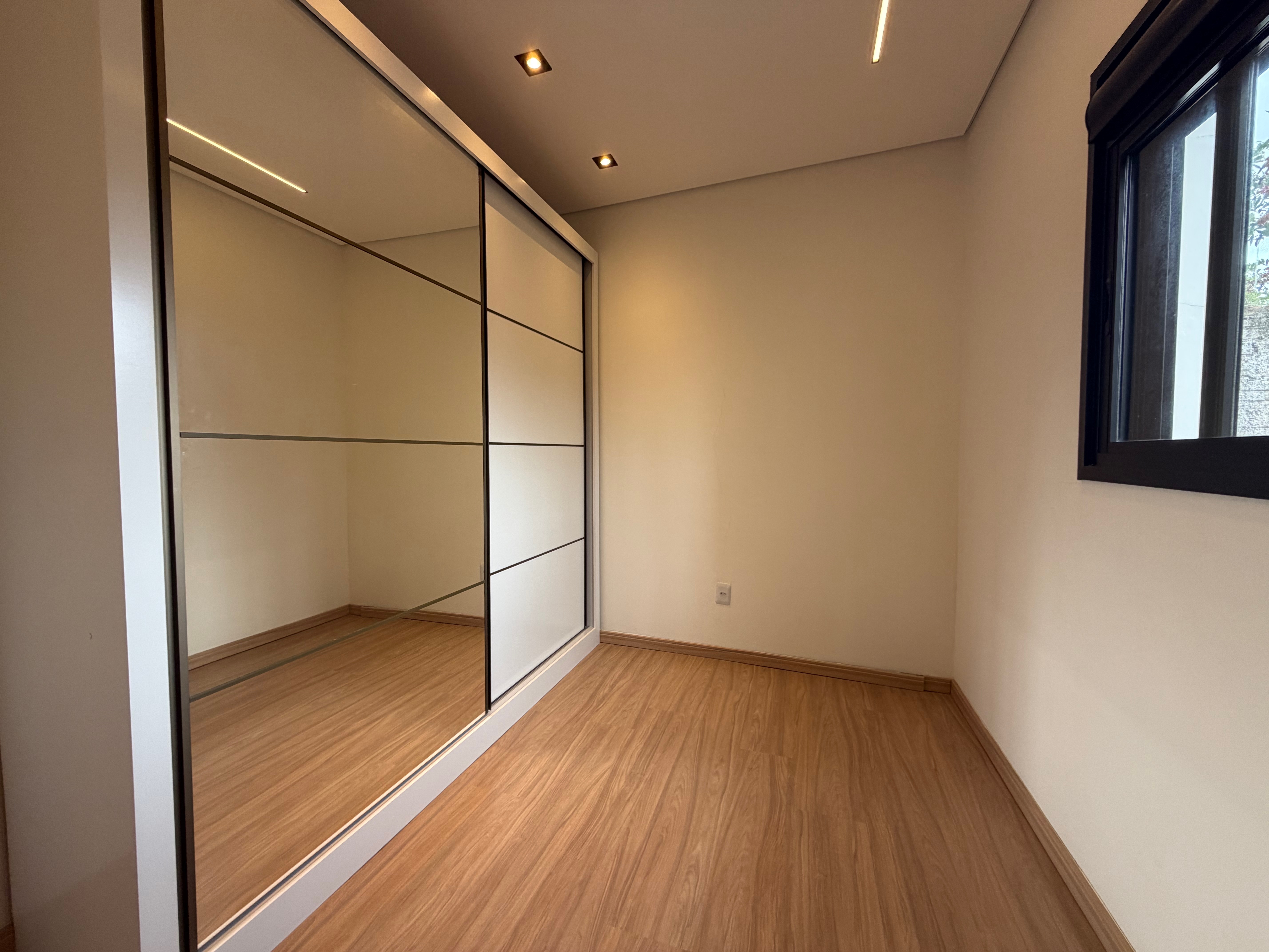 Casa à venda no Liberdade, Três Vendas - 48 m², 2 quartos, piso porcelanato e amplo pátio aos fundos. - 9