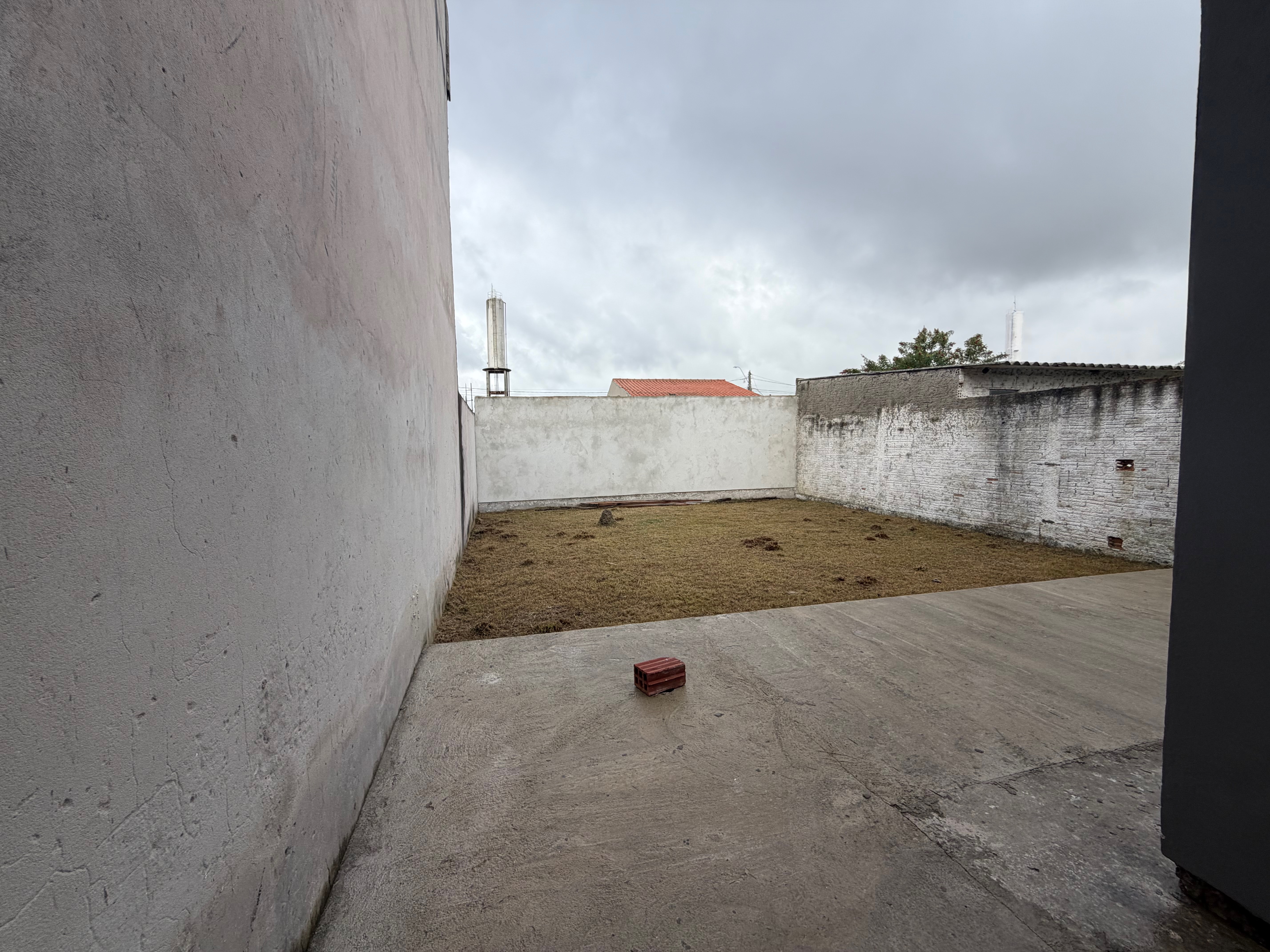 Casa à venda no Liberdade, Três Vendas - 48 m², 2 quartos, piso porcelanato e amplo pátio aos fundos. - 11