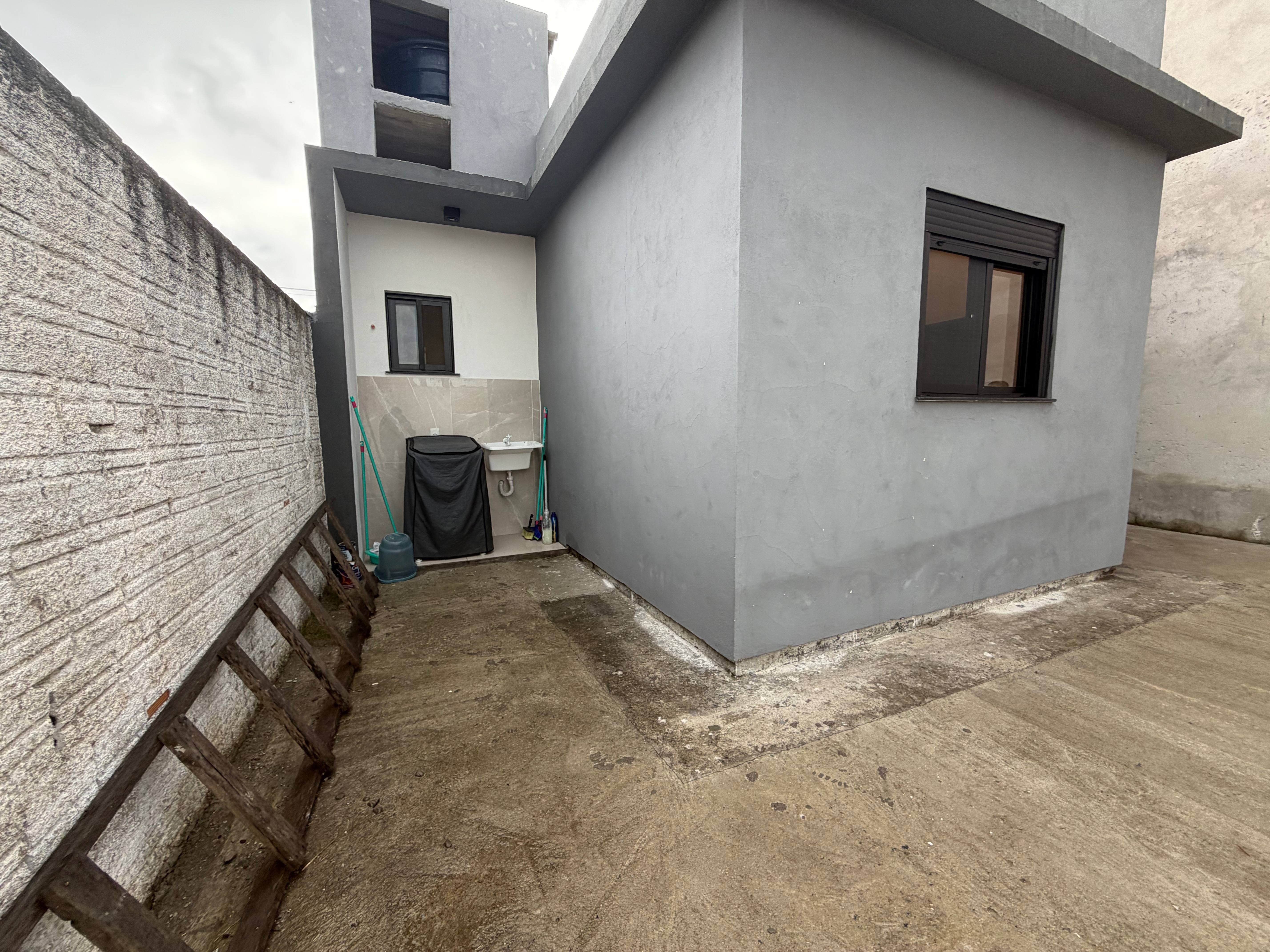 Casa à venda no Liberdade, Três Vendas - 48 m², 2 quartos, piso porcelanato e amplo pátio aos fundos. - 13