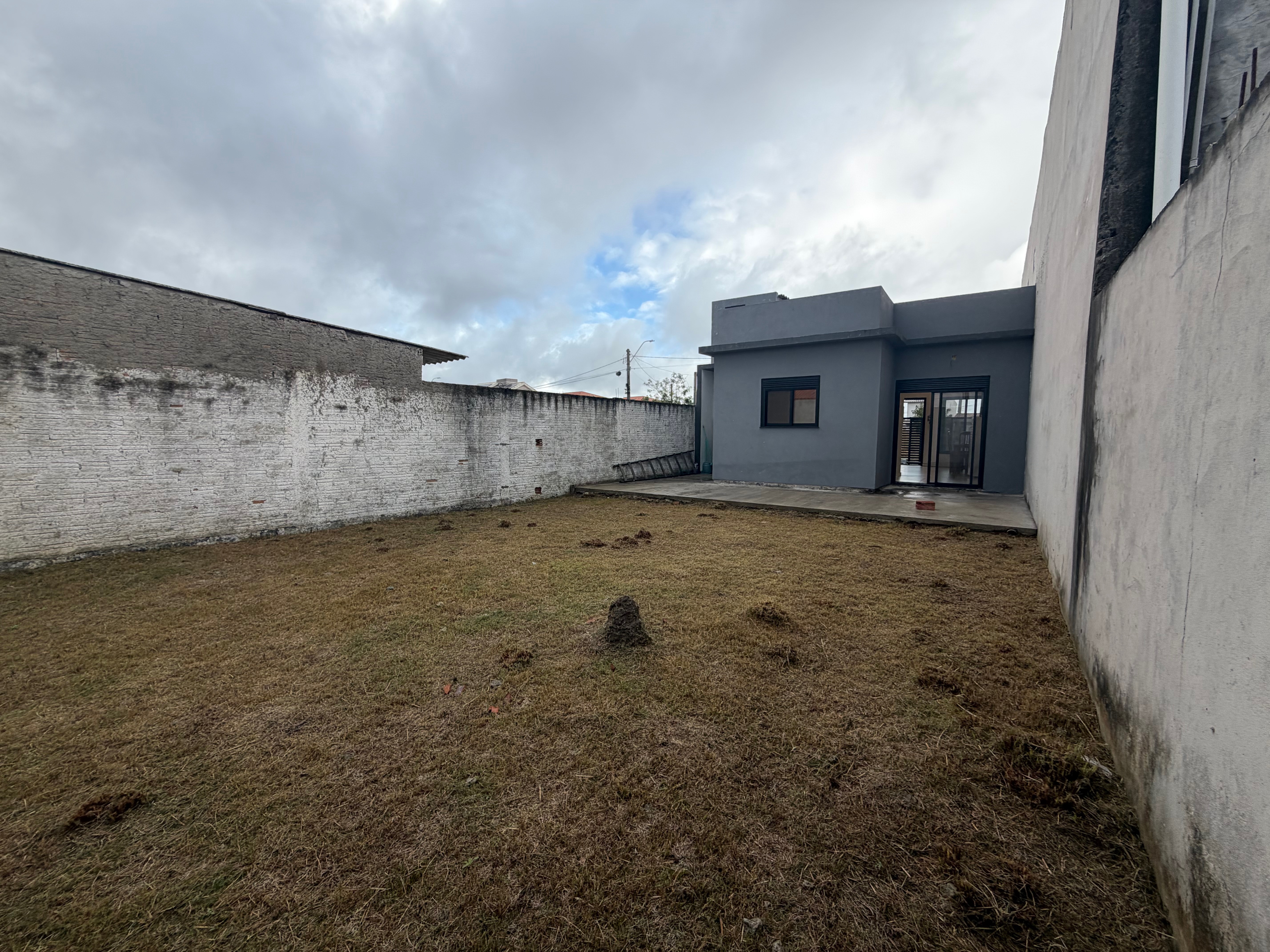 Casa à venda no Liberdade, Três Vendas - 48 m², 2 quartos, piso porcelanato e amplo pátio aos fundos. - 12