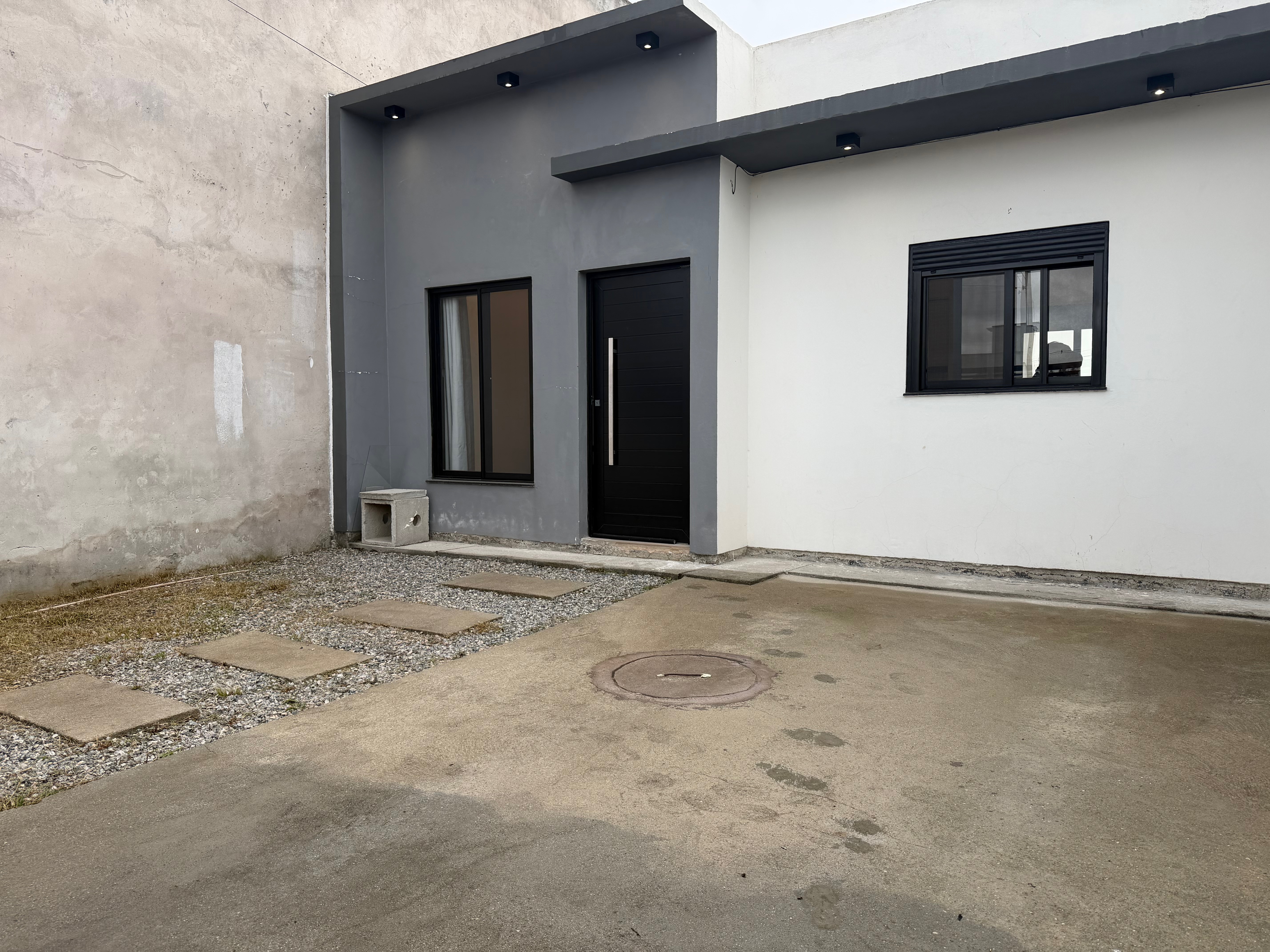 Casa à venda no Liberdade, Três Vendas - 48 m², 2 quartos, piso porcelanato e amplo pátio aos fundos. - 14