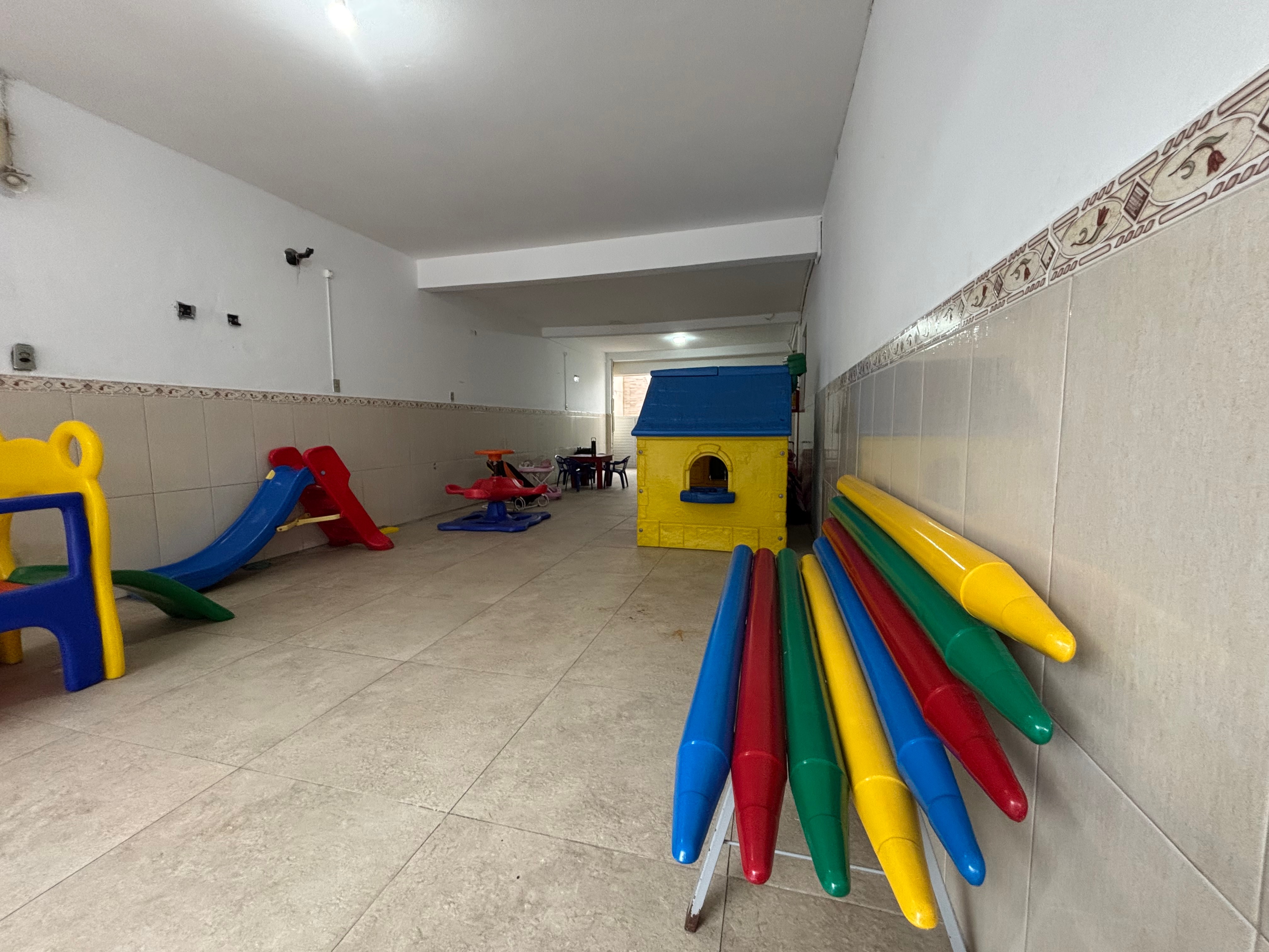 Casa comercial e residencial à venda nas Três Vendas, Pelotas - 271m², 3 quartos (sendo 1 suíte), amplo pátio e com ótimo potencial. - 14