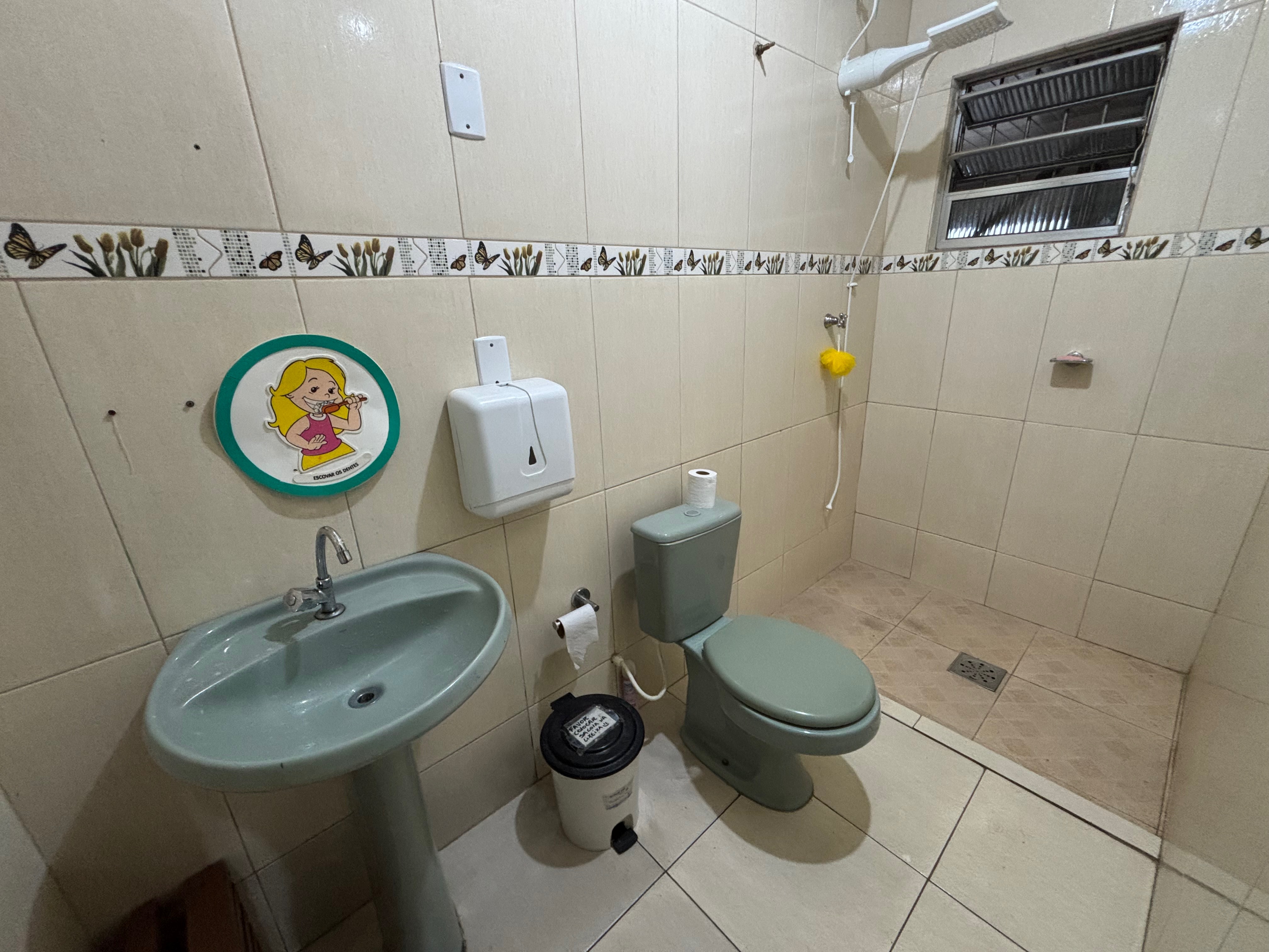 Casa comercial e residencial à venda nas Três Vendas, Pelotas - 271m², 3 quartos (sendo 1 suíte), amplo pátio e com ótimo potencial. - 9