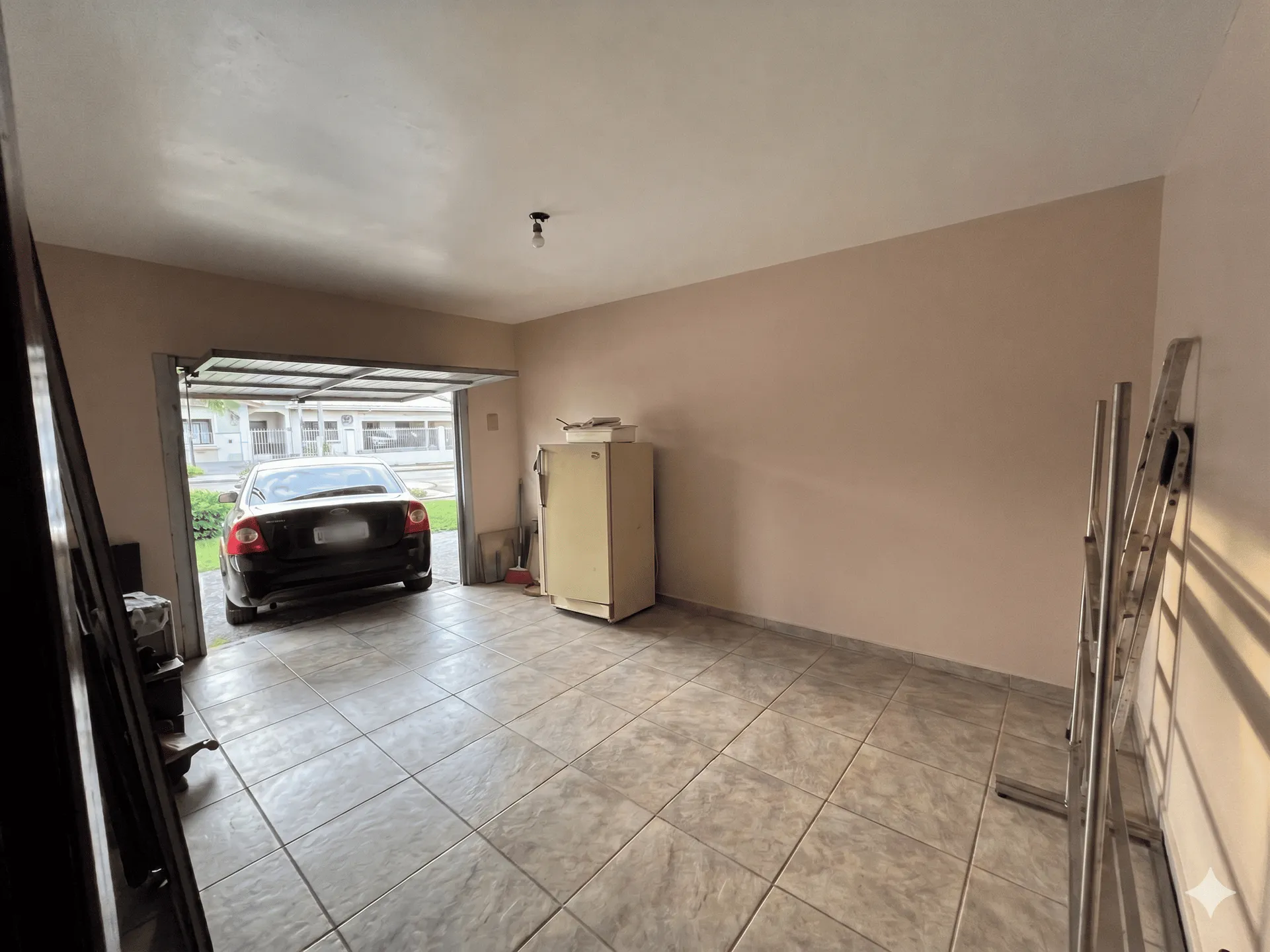 Casa à venda na Vila Princesa, Três Vendas - 161 m², 2 quartos, churrasqueira, ótima posição solar e amplo pátio. - 11