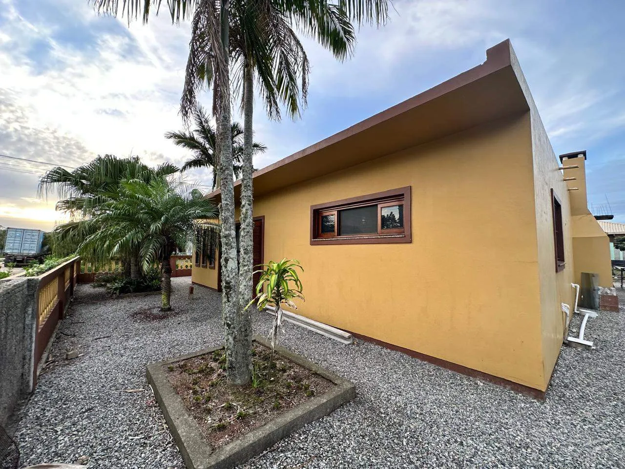Casa à venda na Vila Princesa, Três Vendas - 161 m², 2 quartos, churrasqueira, ótima posição solar e amplo pátio. - 12
