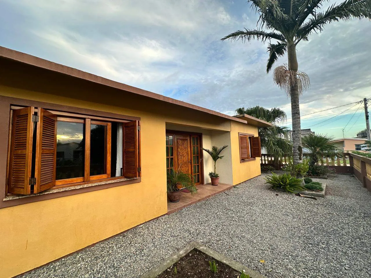 Casa à venda na Vila Princesa, Três Vendas - 161 m², 2 quartos, churrasqueira, ótima posição solar e amplo pátio.