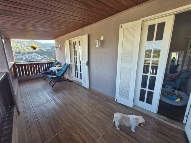 Casa com 300m² 3 quartos e 1 banheiro, à venda, no bairro Mosela em Petrópolis