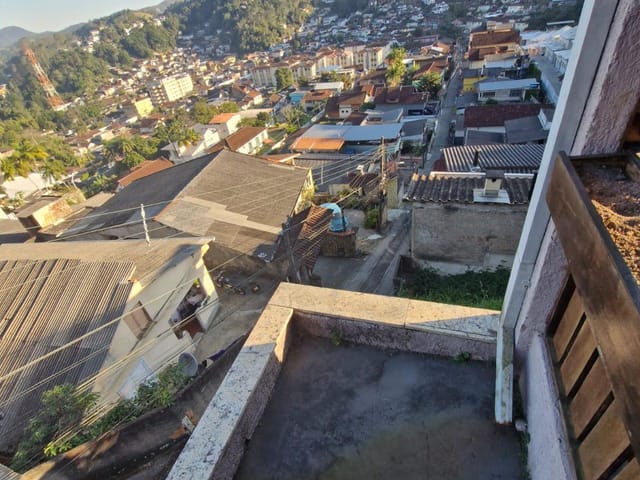 Casa com 300m² 3 quartos e 1 banheiro, à venda, no bairro Mosela em Petrópolis