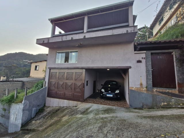 Casa com 300m² 3 quartos e 1 banheiro, à venda, no bairro Mosela em Petrópolis