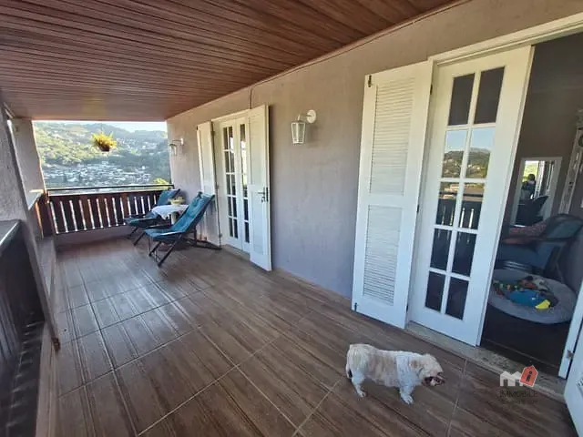 Casa com 300m² 3 quartos e 1 banheiro, à venda, no bairro Mosela em Petrópolis