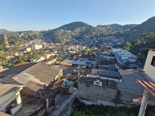 Casa com 300m² 3 quartos e 1 banheiro, à venda, no bairro Mosela em Petrópolis