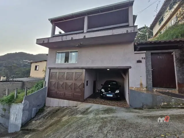 Casa com 300m² 3 quartos e 1 banheiro, à venda, no bairro Mosela em Petrópolis