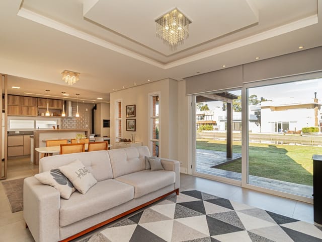 Casa com 765m² 3 quartos e 4 banheiros, à venda, no bairro Laranjal em Pelotas