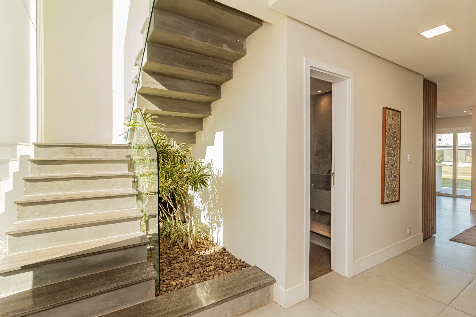 Casa alto padrão à venda no Veredas, Laranjal - 229m², 3 quartos (sendo 2 suítes), móveis planejados, lareira e com fundo para o lago. - 10