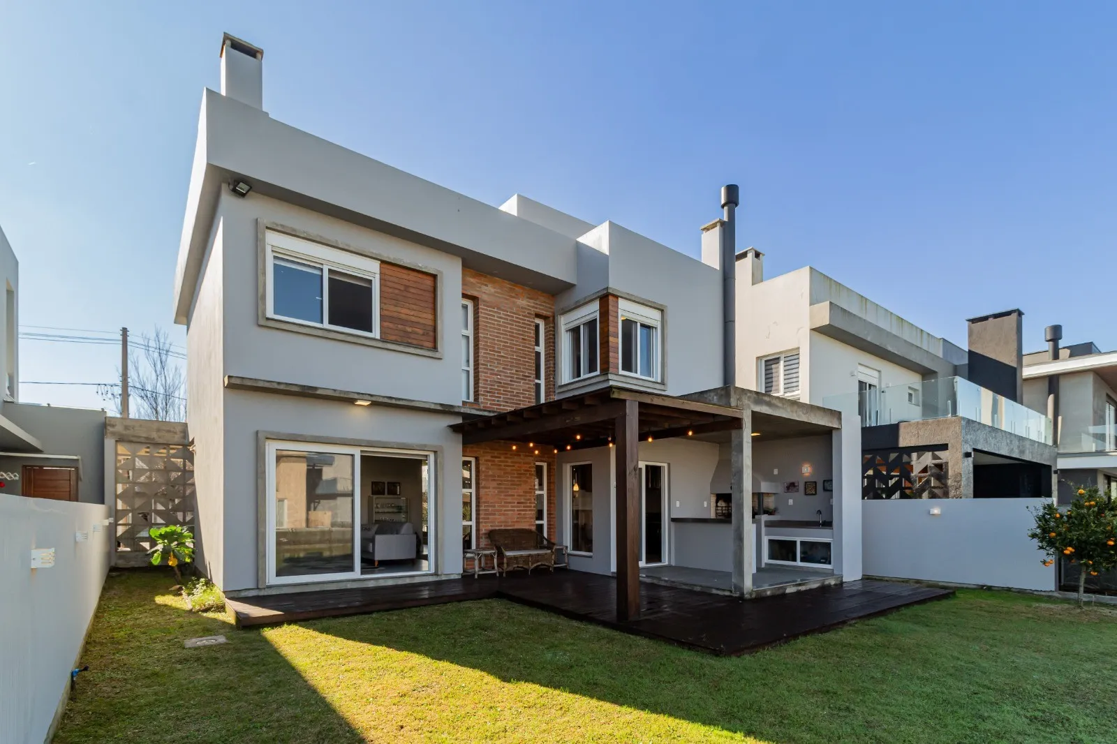 Casa alto padrão à venda no Veredas, Laranjal - 229m², 3 quartos (sendo 2 suítes), móveis planejados, lareira e com fundo para o lago. - 20
