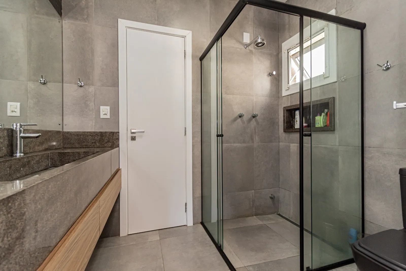 Casa alto padrão à venda no Veredas, Laranjal - 229m², 3 quartos (sendo 2 suítes), móveis planejados, lareira e com fundo para o lago. - 12