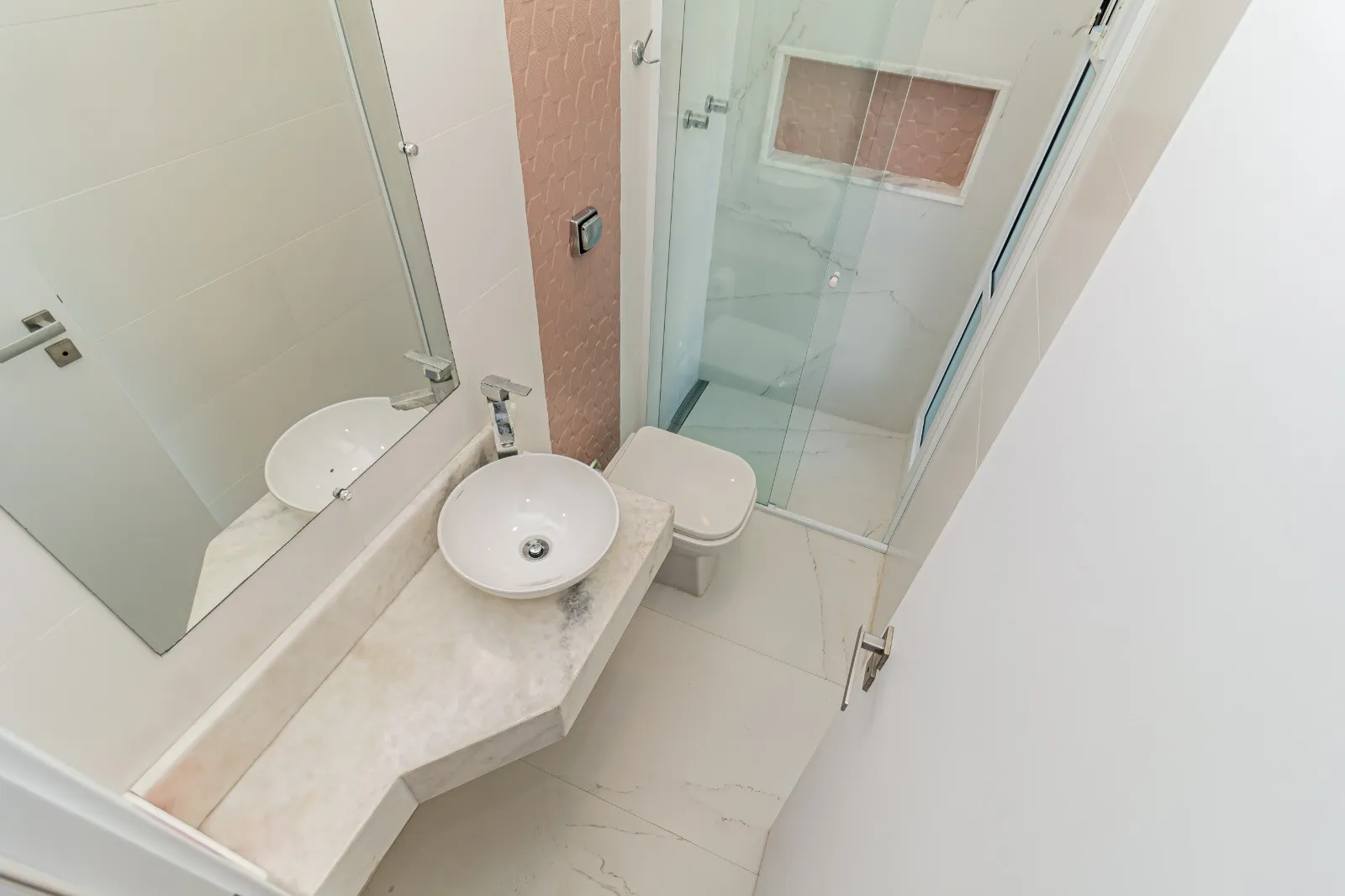 Casa alto padrão à venda no Veredas, Laranjal - 229m², 3 quartos (sendo 2 suítes), móveis planejados, lareira e com fundo para o lago. - 16