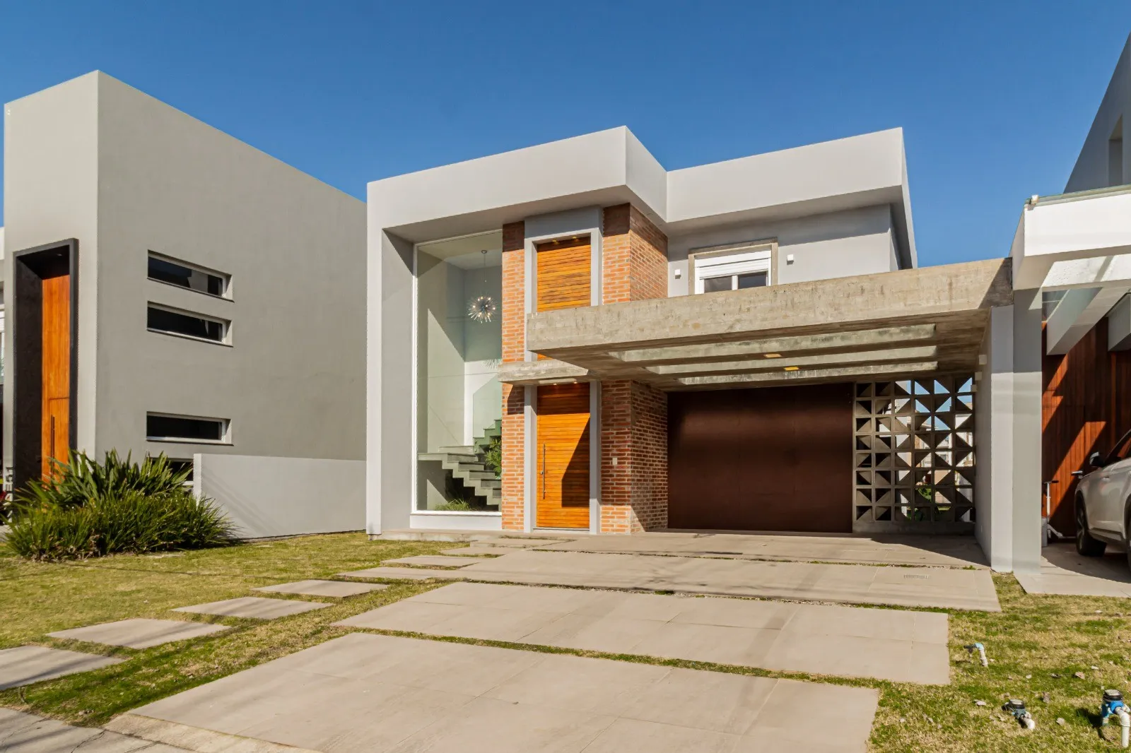 Casa alto padrão à venda no Veredas, Laranjal - 229m², 3 quartos (sendo 2 suítes), móveis planejados, lareira e com fundo para o lago. - 21