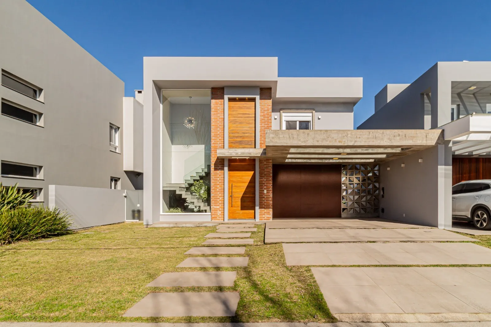 Casa alto padrão à venda no Veredas, Laranjal - 229m², 3 quartos (sendo 2 suítes), móveis planejados, lareira e com fundo para o lago. - 22