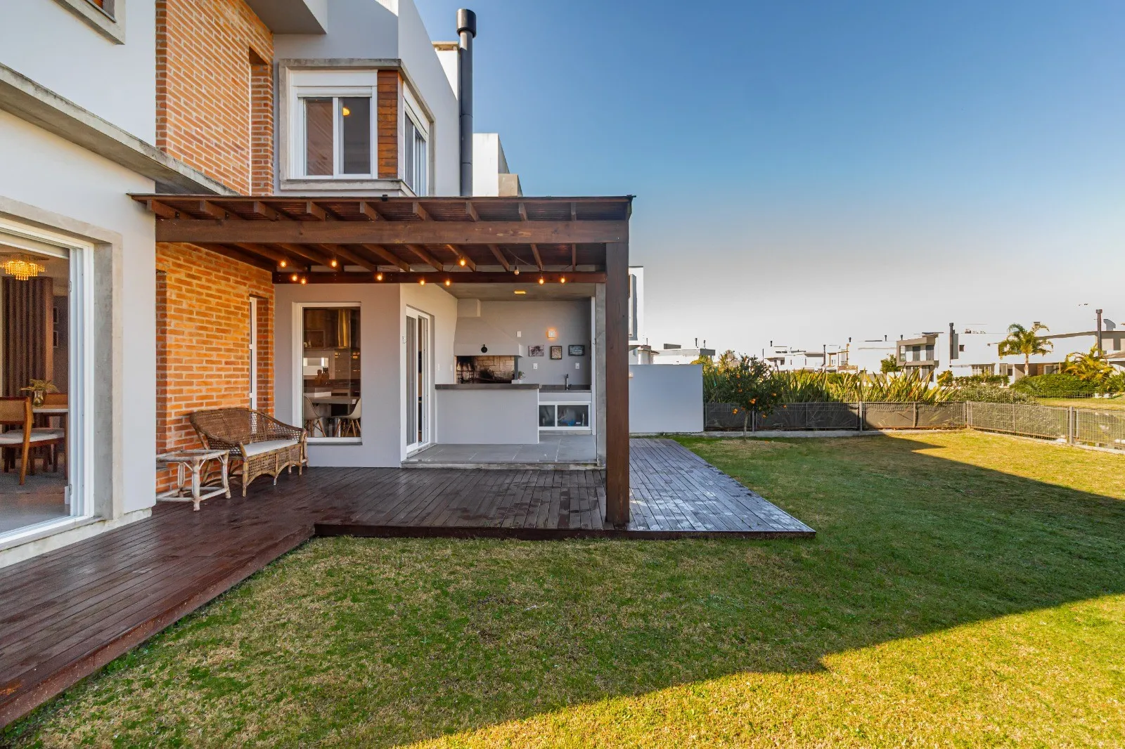 Casa alto padrão à venda no Veredas, Laranjal - 229m², 3 quartos (sendo 2 suítes), móveis planejados, lareira e com fundo para o lago. - 18