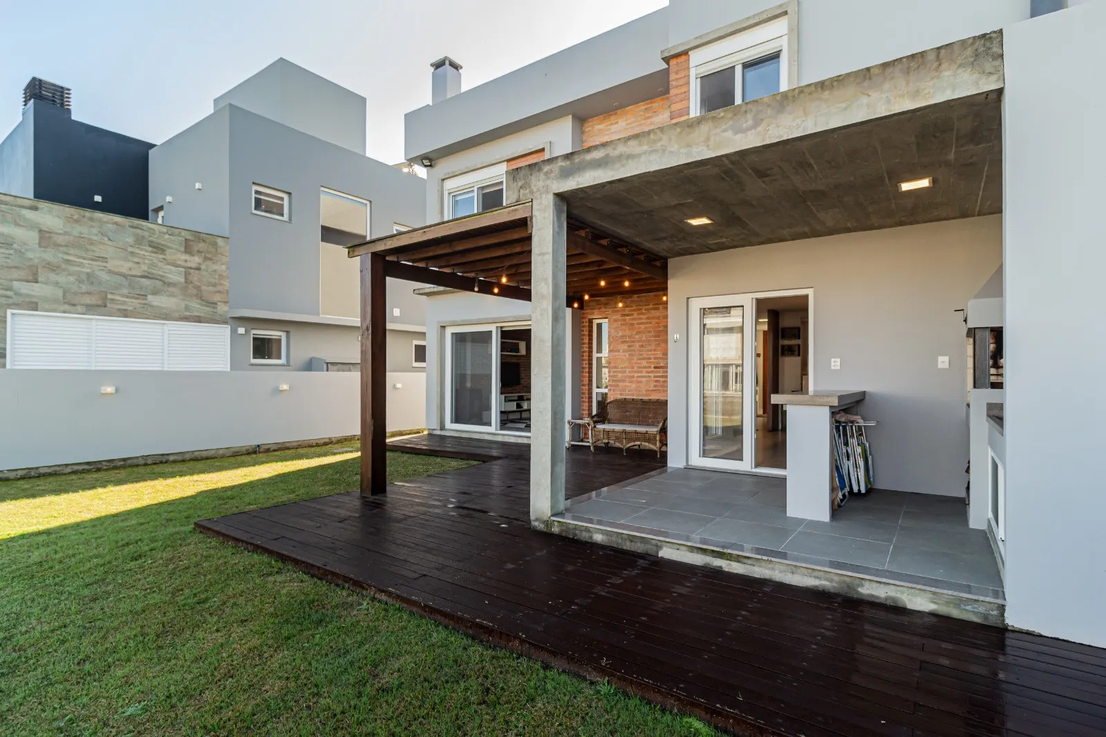 Casa alto padrão à venda no Veredas, Laranjal - 229m², 3 quartos (sendo 2 suítes), móveis planejados, lareira e com fundo para o lago. - 19