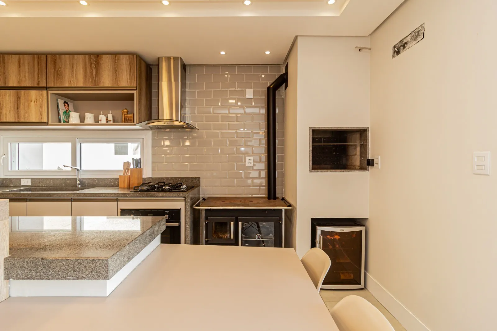 Casa alto padrão à venda no Veredas, Laranjal - 229m², 3 quartos (sendo 2 suítes), móveis planejados, lareira e com fundo para o lago. - 7