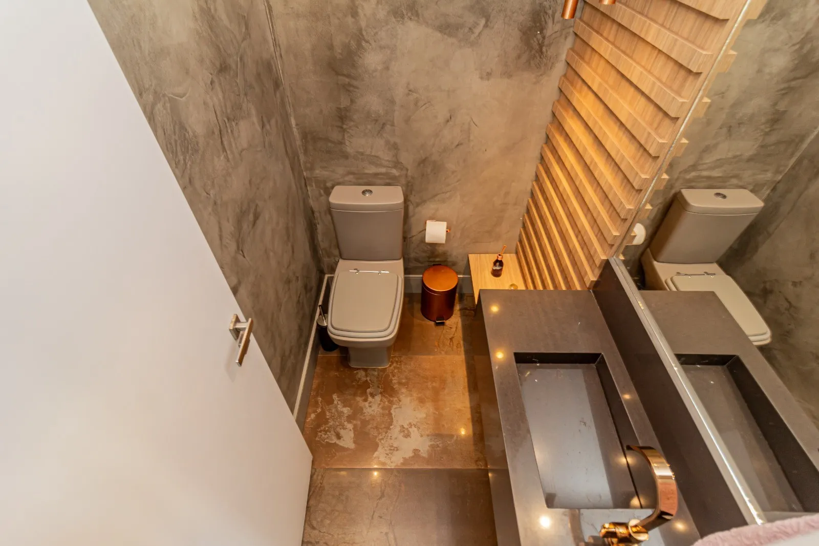 Casa alto padrão à venda no Veredas, Laranjal - 229m², 3 quartos (sendo 2 suítes), móveis planejados, lareira e com fundo para o lago. - 8