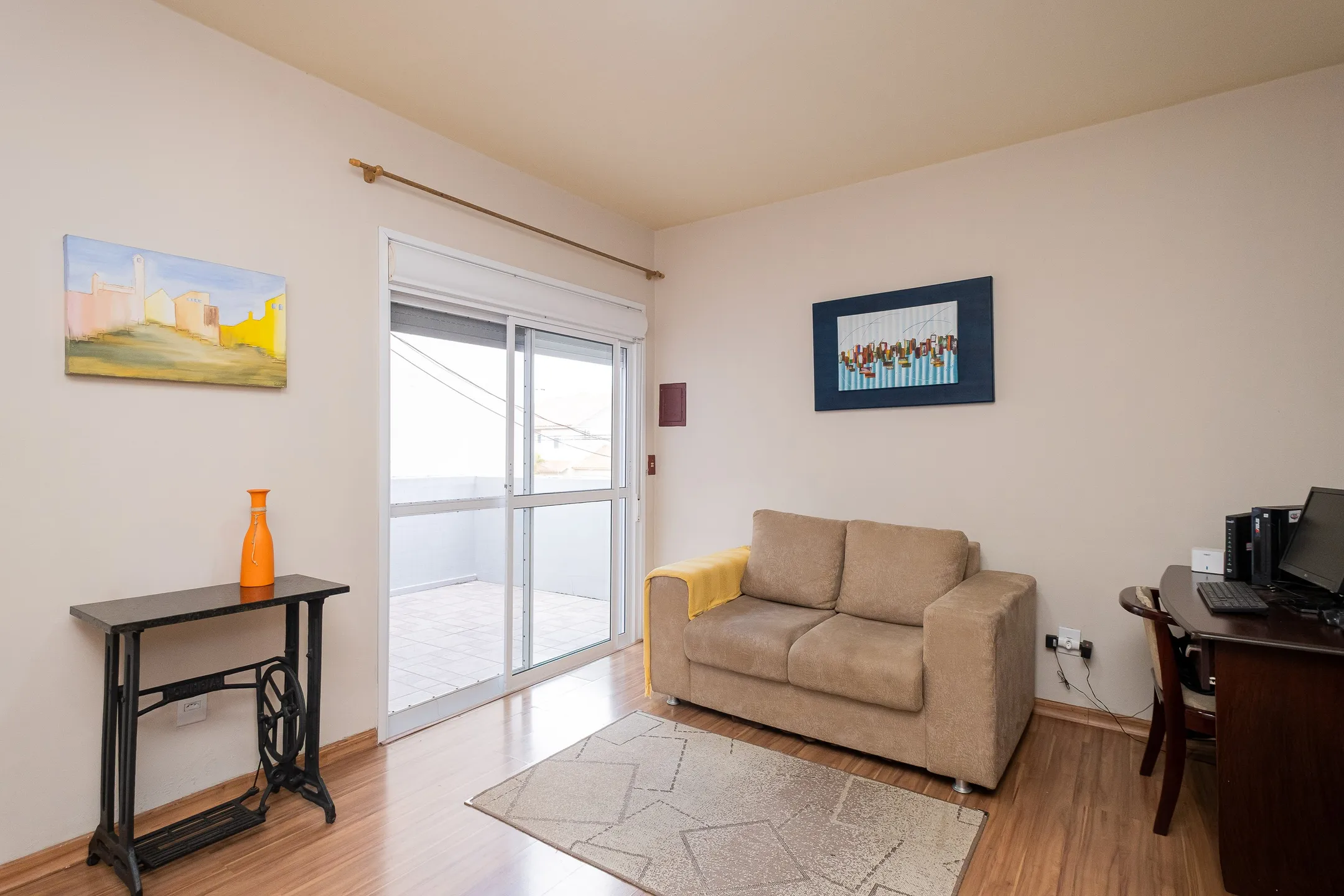 Casa à venda na Colina do Sol, Pelotas - 229 m², 3 quartos (sendo 1 suíte), cozinha planejada, lareira e espaço gourmet com piscina. - 10