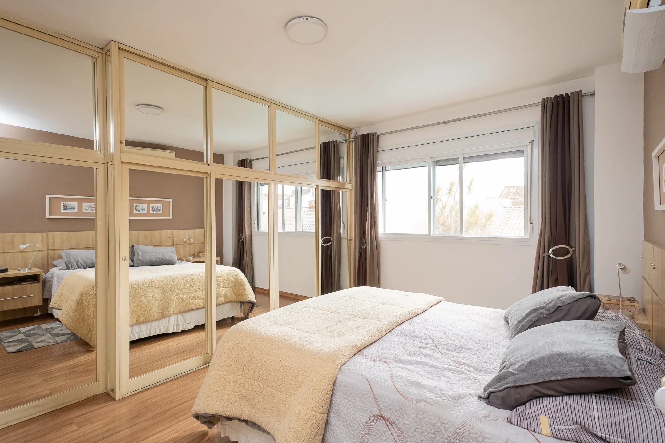 Casa à venda na Colina do Sol, Pelotas - 229 m², 3 quartos (sendo 1 suíte), cozinha planejada, lareira e espaço gourmet com piscina. - 12