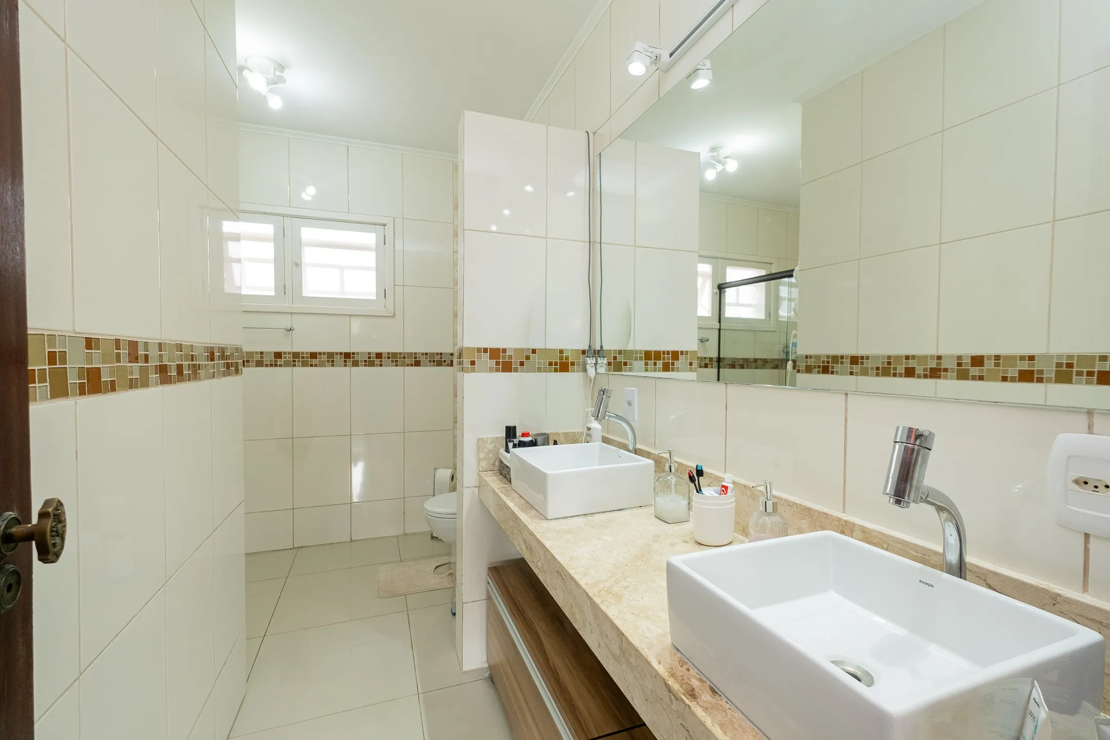 Casa à venda na Colina do Sol, Pelotas - 229 m², 3 quartos (sendo 1 suíte), cozinha planejada, lareira e espaço gourmet com piscina. - 14