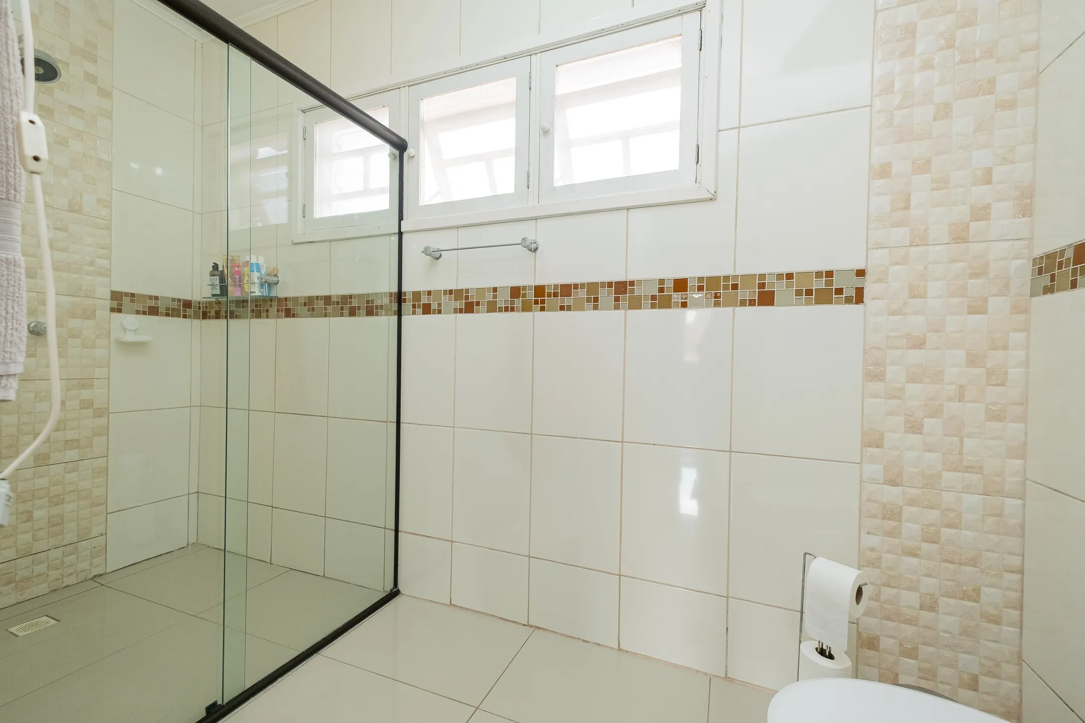 Casa à venda na Colina do Sol, Pelotas - 229 m², 3 quartos (sendo 1 suíte), cozinha planejada, lareira e espaço gourmet com piscina. - 15