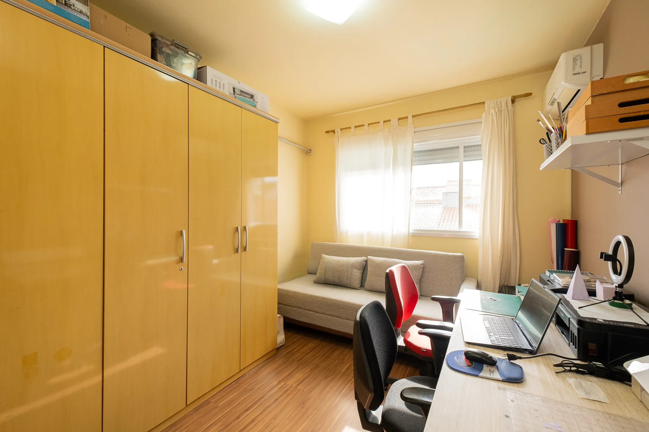 Casa à venda na Colina do Sol, Pelotas - 229 m², 3 quartos (sendo 1 suíte), cozinha planejada, lareira e espaço gourmet com piscina. - 16