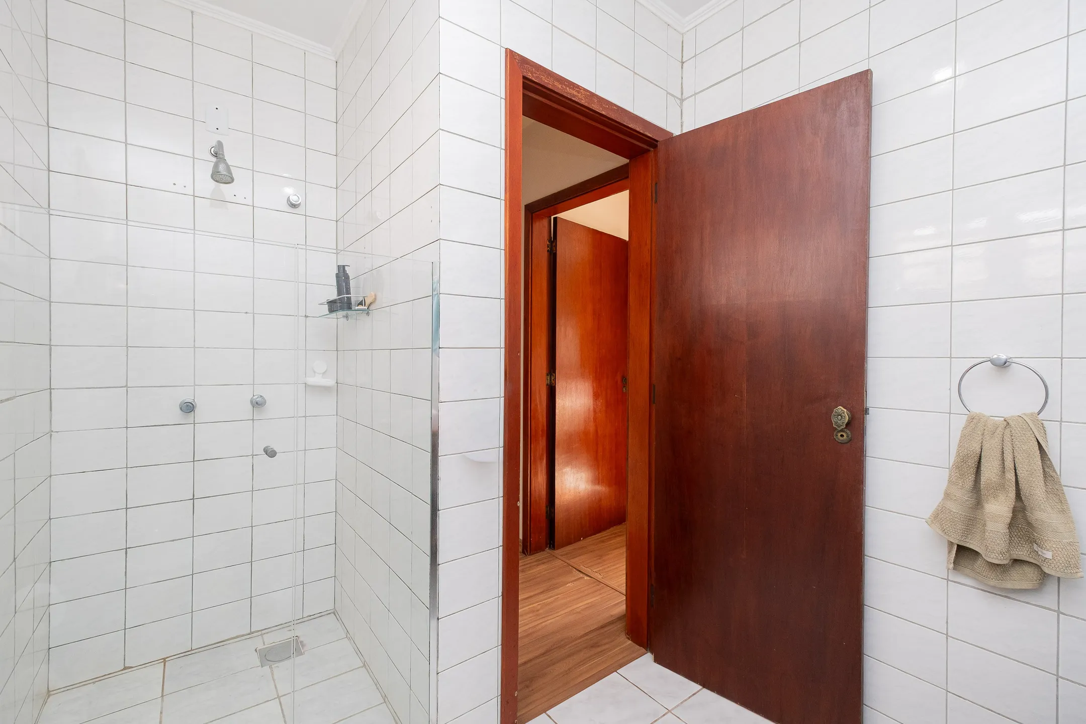 Casa à venda na Colina do Sol, Pelotas - 229 m², 3 quartos (sendo 1 suíte), cozinha planejada, lareira e espaço gourmet com piscina. - 22