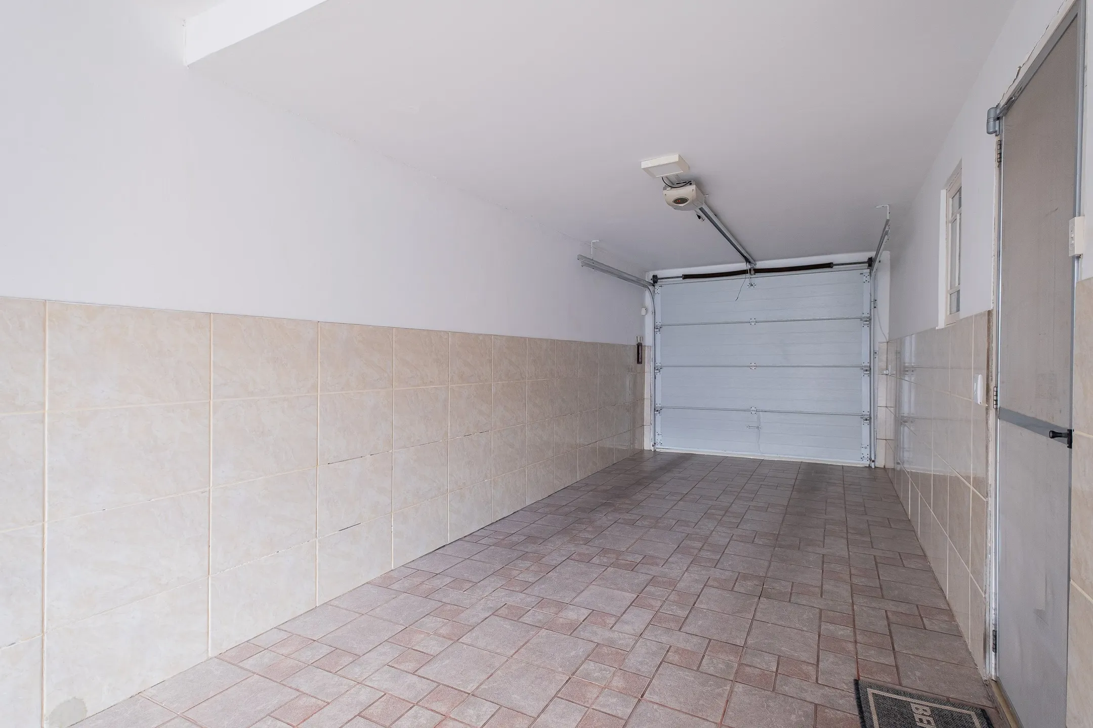 Casa à venda na Colina do Sol, Pelotas - 229 m², 3 quartos (sendo 1 suíte), cozinha planejada, lareira e espaço gourmet com piscina. - 23