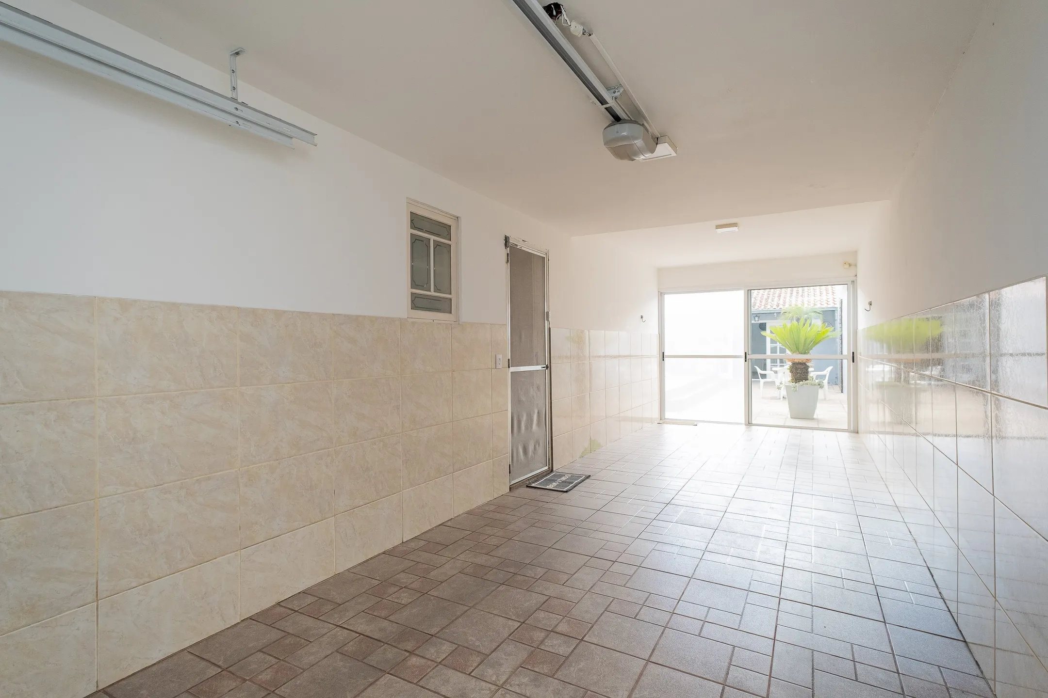 Casa à venda na Colina do Sol, Pelotas - 229 m², 3 quartos (sendo 1 suíte), cozinha planejada, lareira e espaço gourmet com piscina. - 24