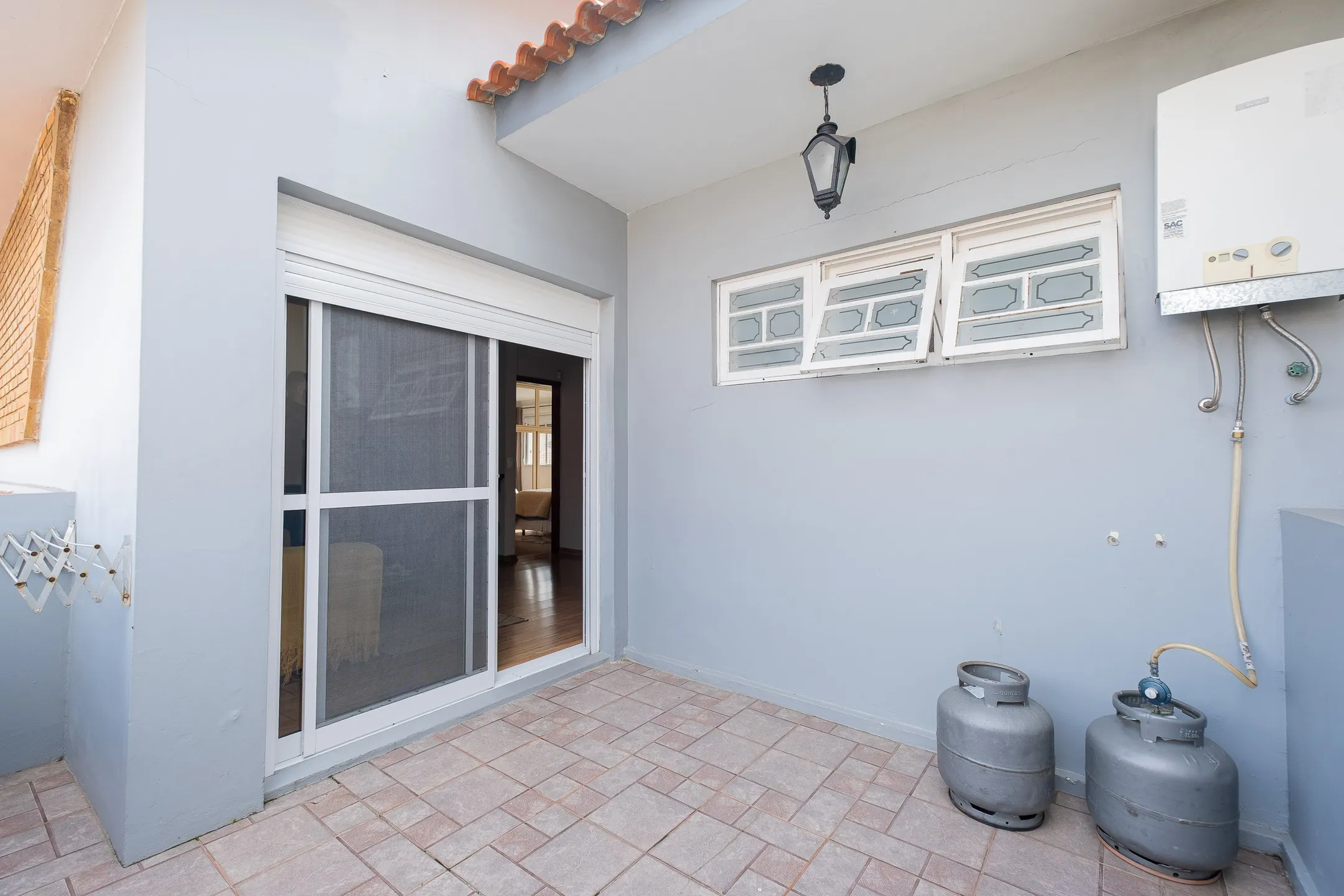 Casa à venda na Colina do Sol, Pelotas - 229 m², 3 quartos (sendo 1 suíte), cozinha planejada, lareira e espaço gourmet com piscina. - 25