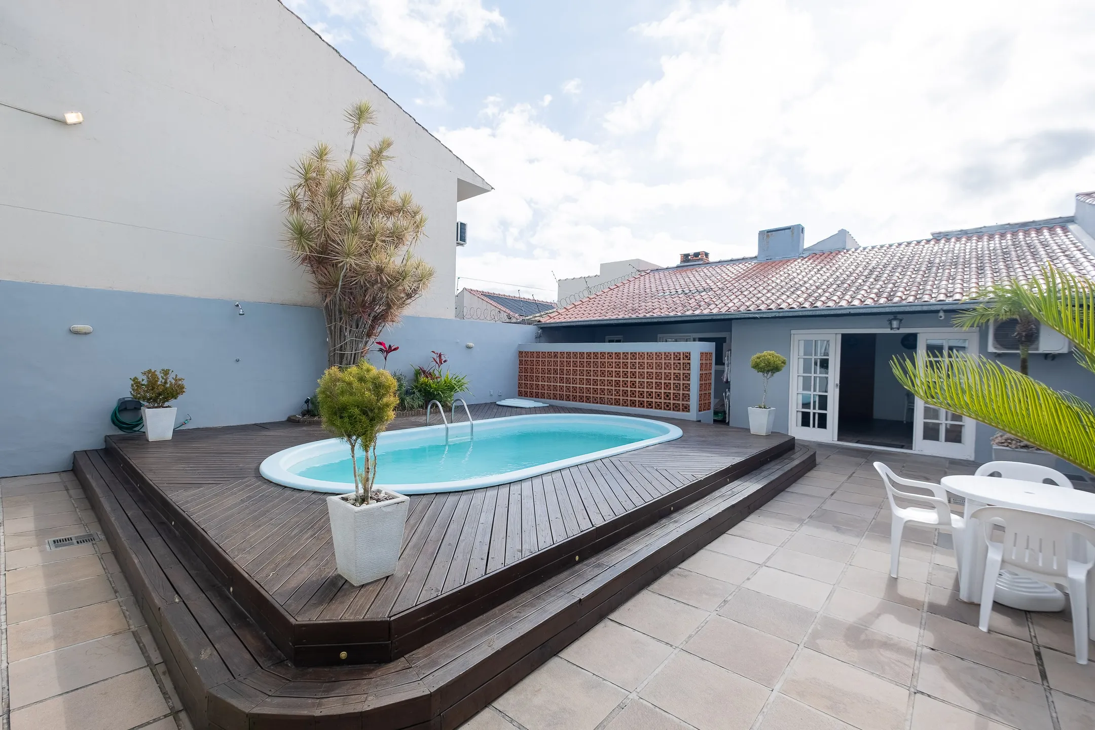 Casa à venda na Colina do Sol, Pelotas - 229 m², 3 quartos (sendo 1 suíte), cozinha planejada, lareira e espaço gourmet com piscina. - 26