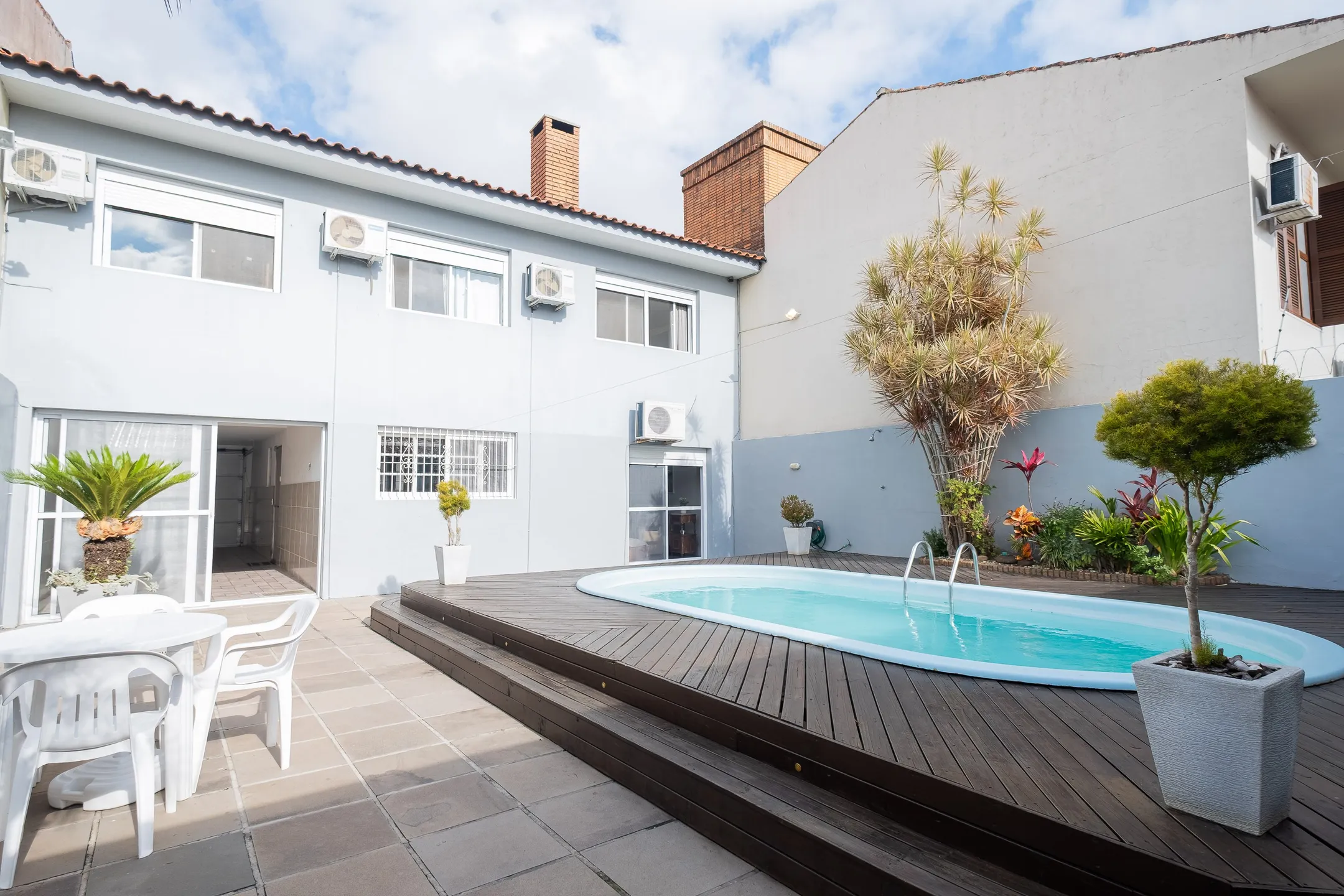 Casa à venda na Colina do Sol, Pelotas - 229 m², 3 quartos (sendo 1 suíte), cozinha planejada, lareira e espaço gourmet com piscina. - 27