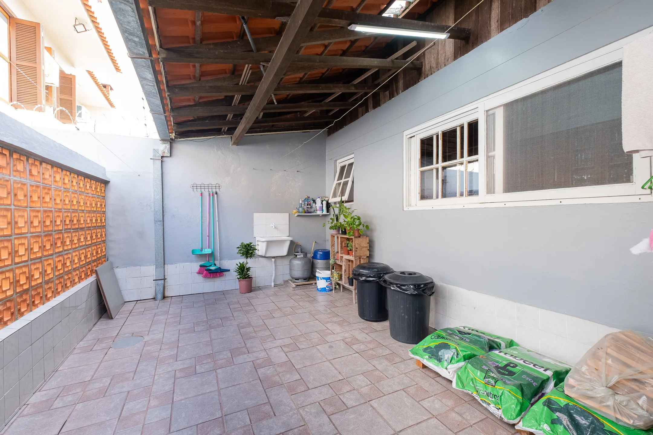 Casa à venda na Colina do Sol, Pelotas - 229 m², 3 quartos (sendo 1 suíte), cozinha planejada, lareira e espaço gourmet com piscina. - 28