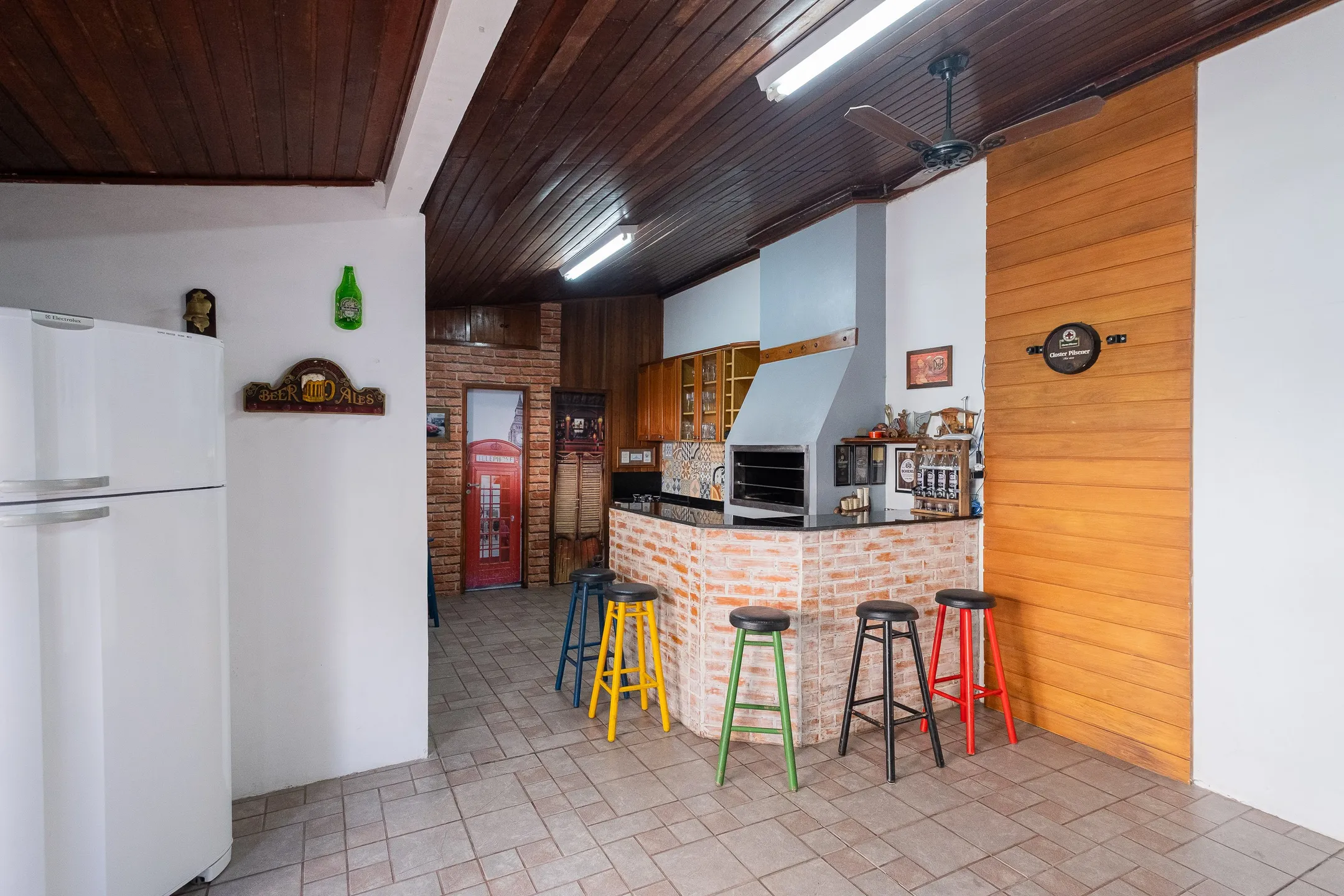 Casa à venda na Colina do Sol, Pelotas - 229 m², 3 quartos (sendo 1 suíte), cozinha planejada, lareira e espaço gourmet com piscina. - 29