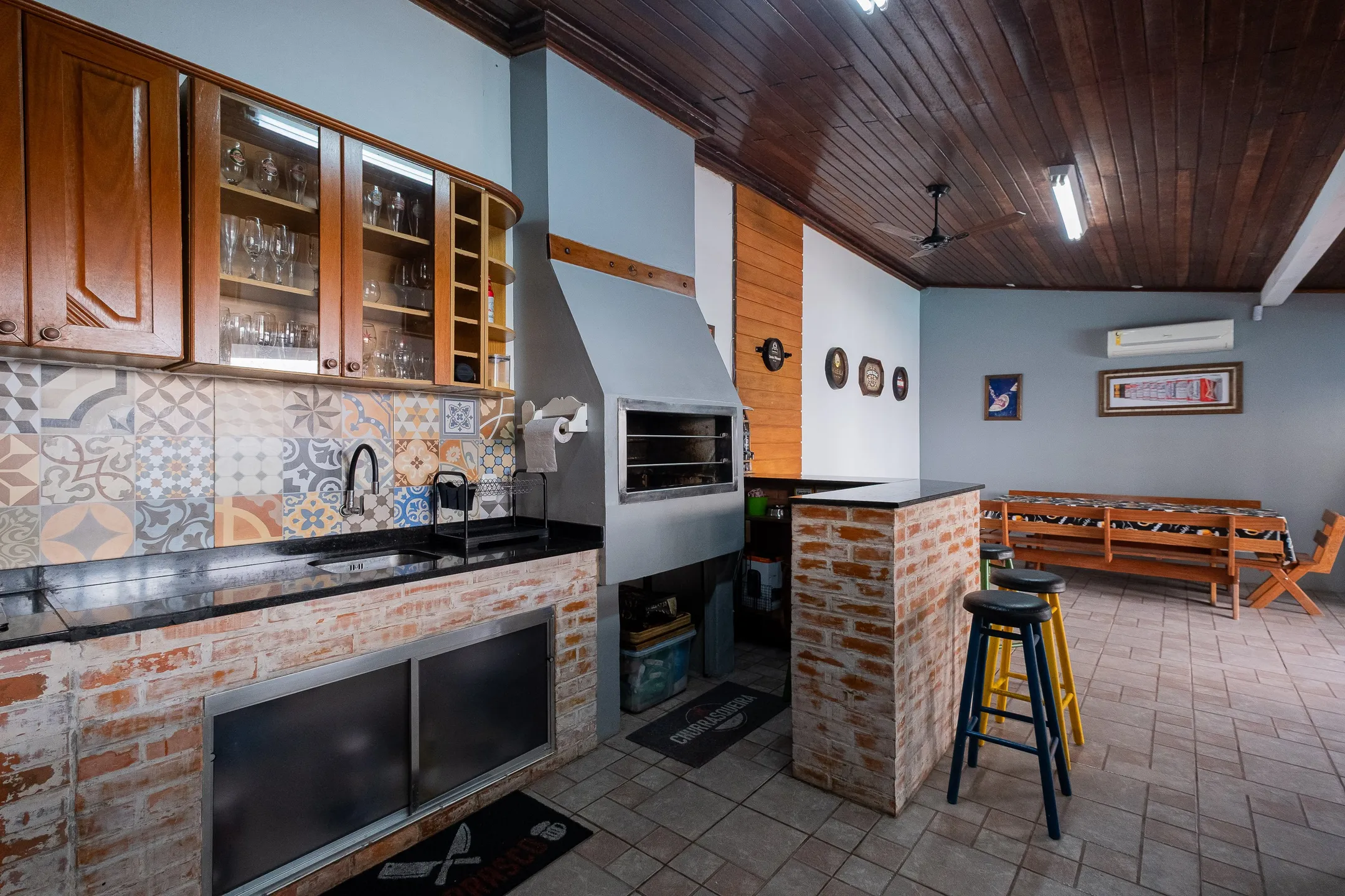 Casa à venda na Colina do Sol, Pelotas - 229 m², 3 quartos (sendo 1 suíte), cozinha planejada, lareira e espaço gourmet com piscina. - 30