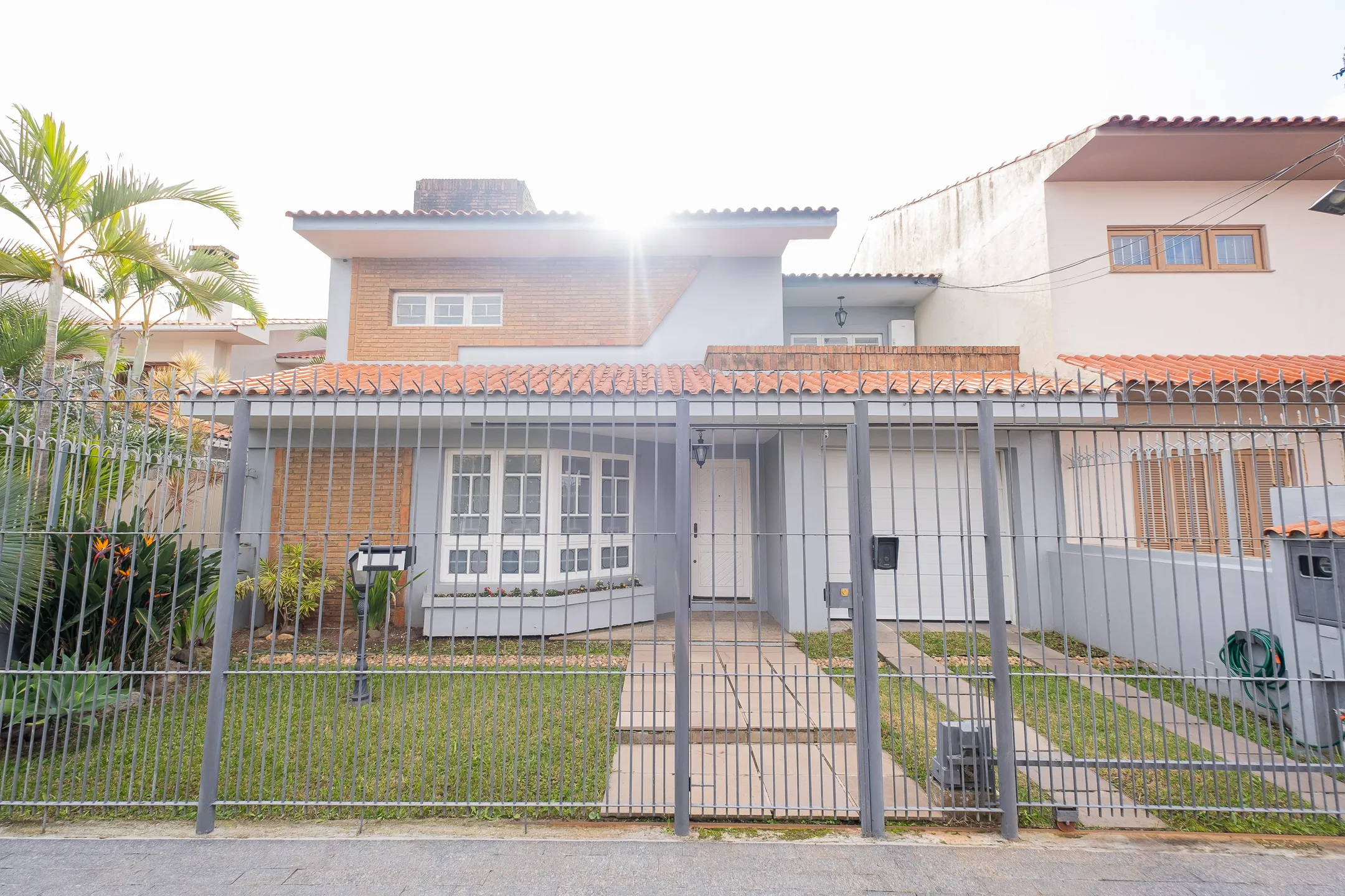 Casa à venda na Colina do Sol, Pelotas - 229 m², 3 quartos (sendo 1 suíte), cozinha planejada, lareira e espaço gourmet com piscina. - 32