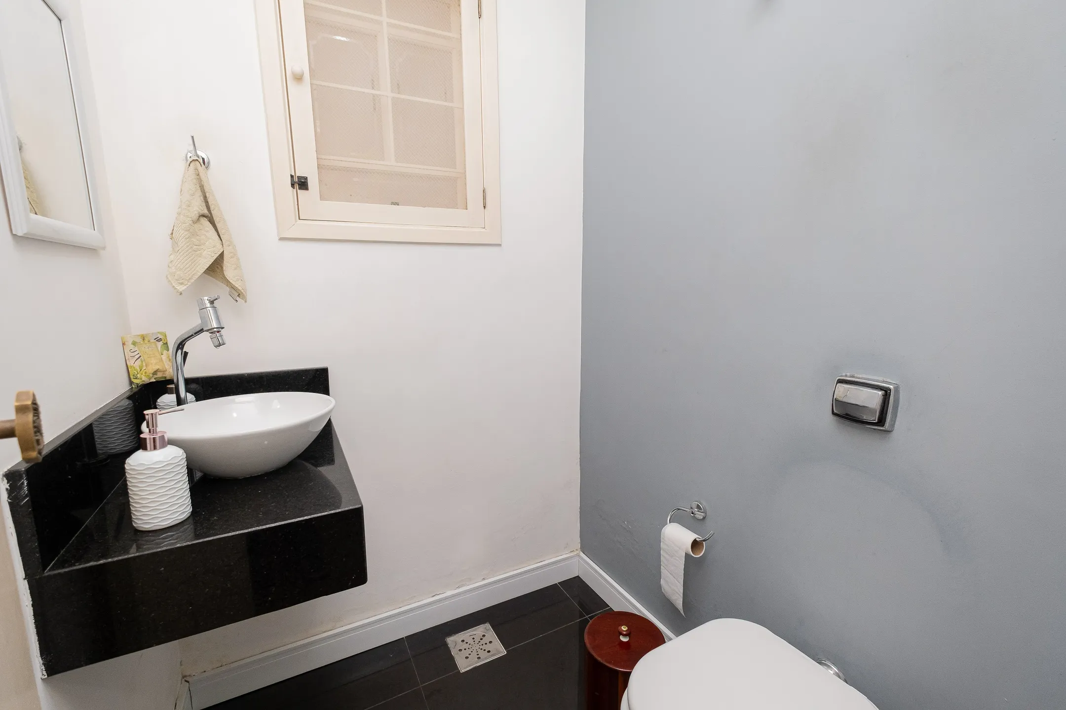 Casa à venda na Colina do Sol, Pelotas - 229 m², 3 quartos (sendo 1 suíte), cozinha planejada, lareira e espaço gourmet com piscina. - 6