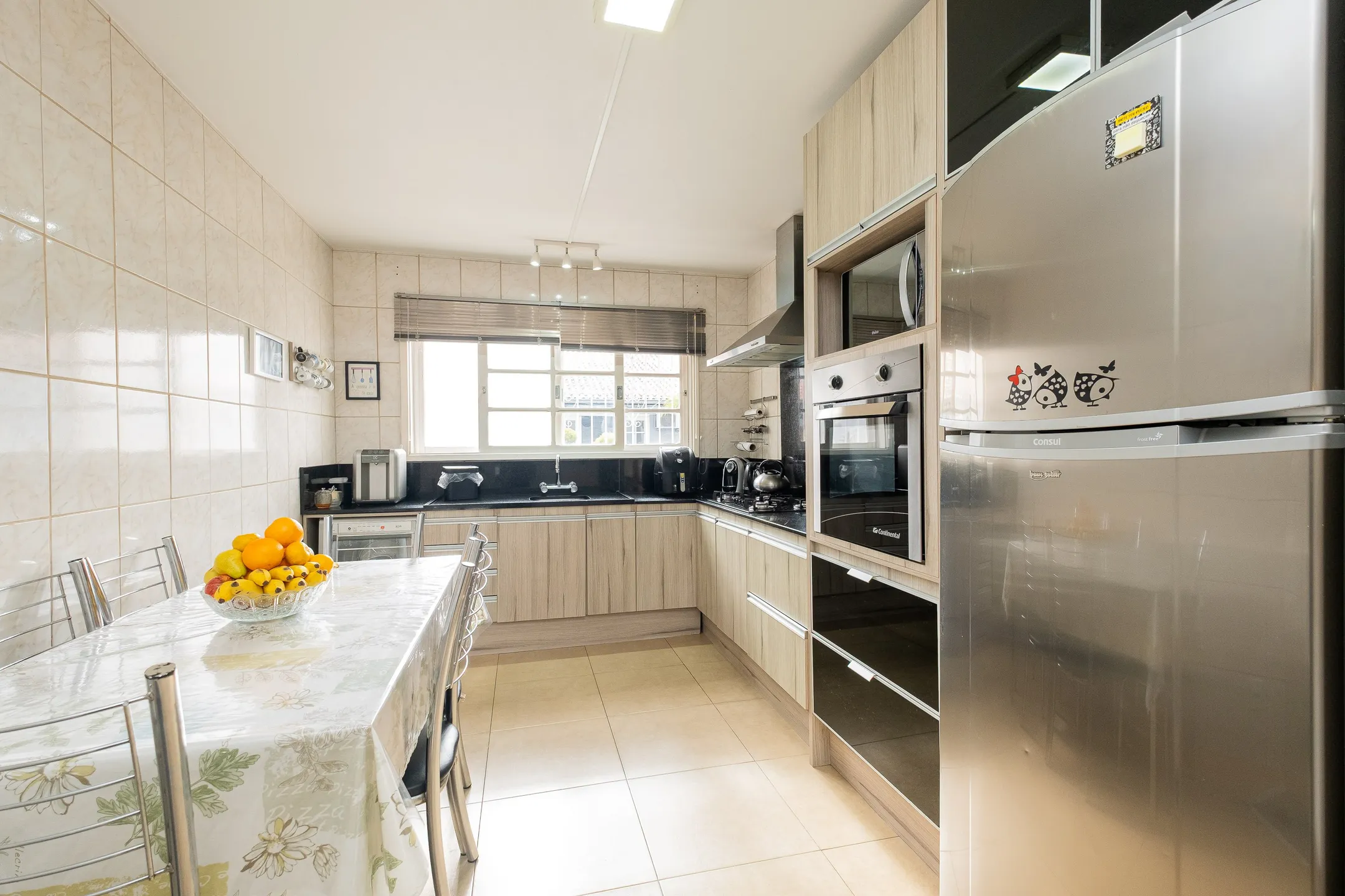 Casa à venda na Colina do Sol, Pelotas - 229 m², 3 quartos (sendo 1 suíte), cozinha planejada, lareira e espaço gourmet com piscina. - 7